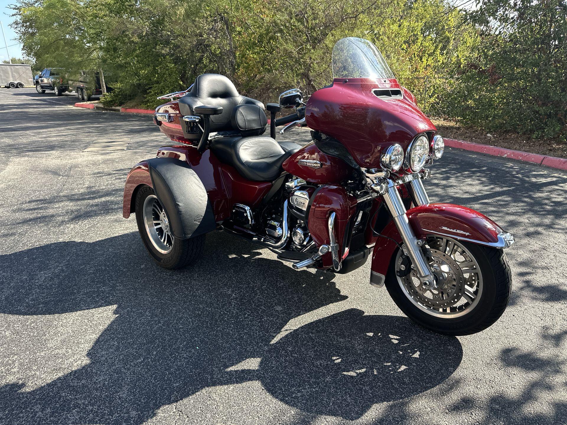 2021 Harley-Davidson® Tri Glide® Ultra FLHTCUTG, photo 4