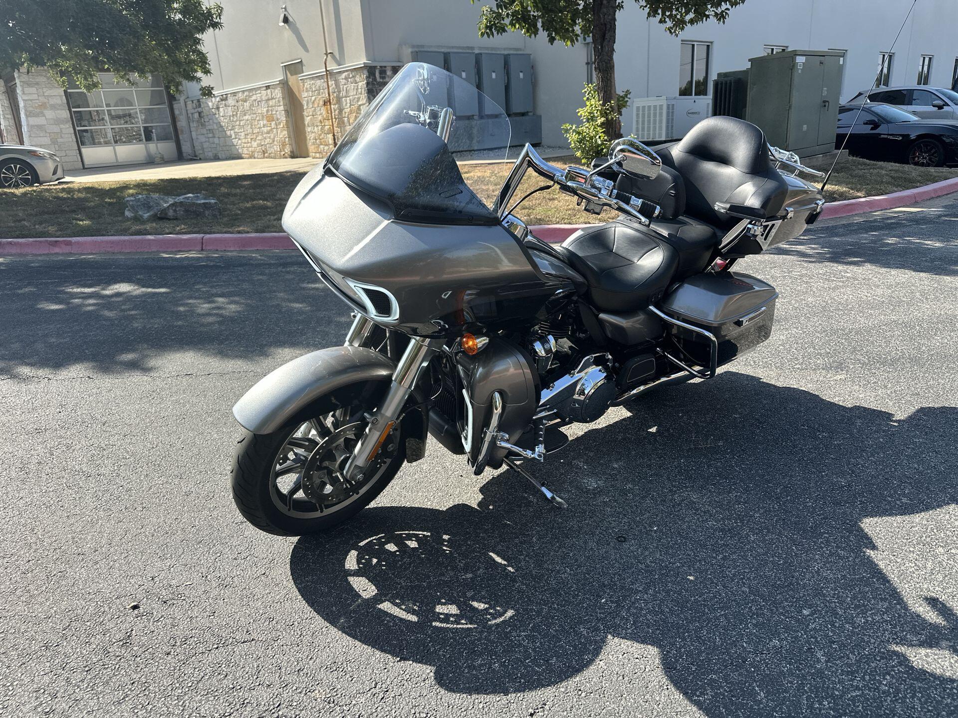 2017 Harley-Davidson® Road Glide® Ultra FLTRU, photo 6