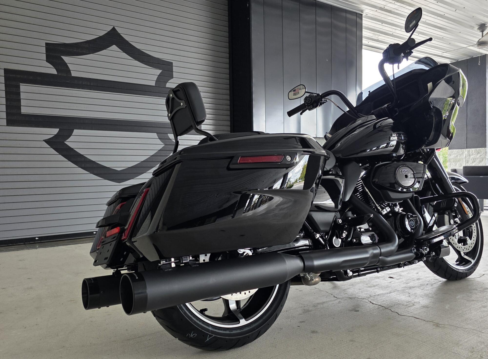 2026 Harley-Davidson® Road Glide® Vivid Black Black Trim, photo 8