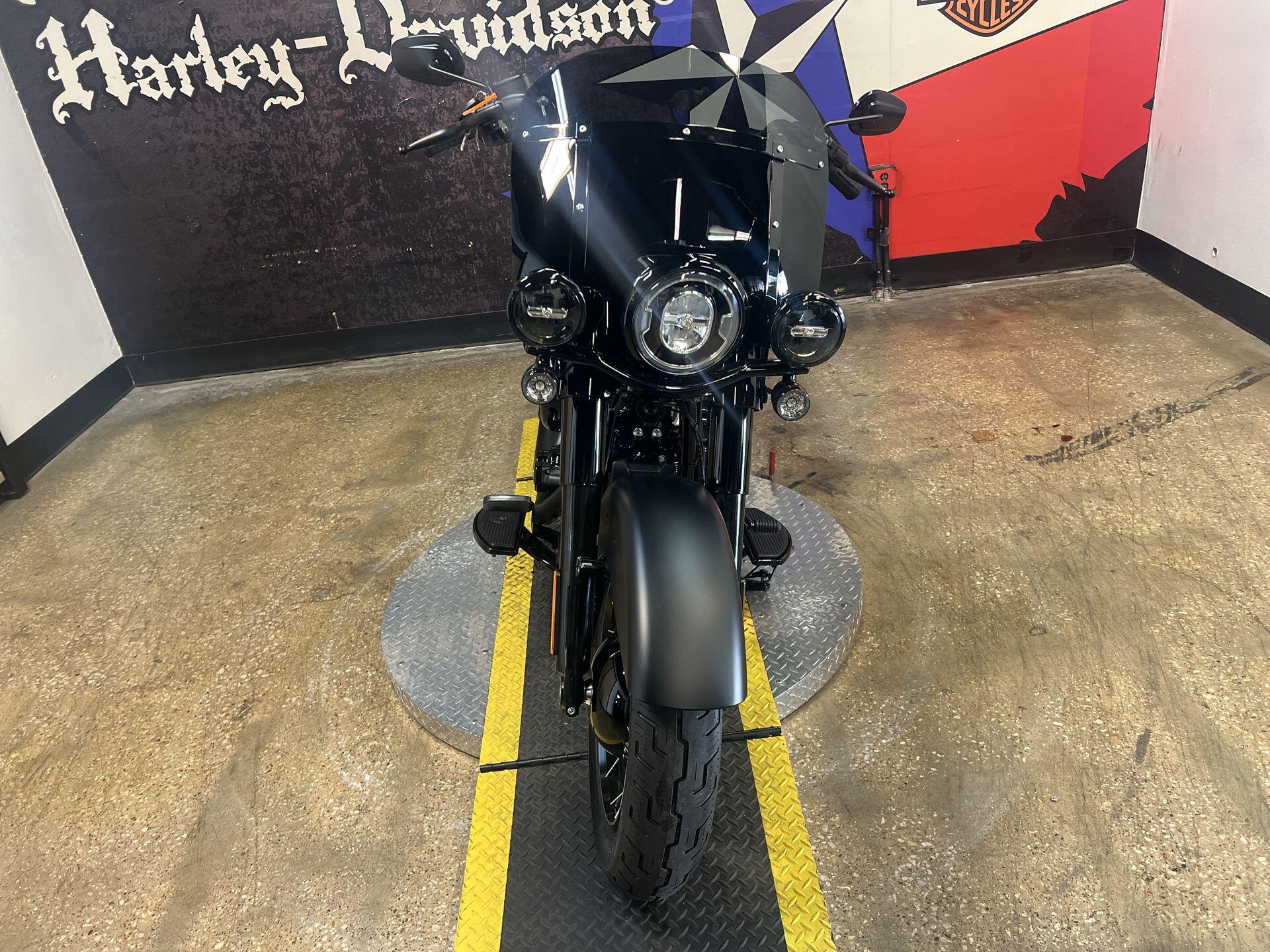 2026 Harley-Davidson® Deadwood™ FLHD, photo 6