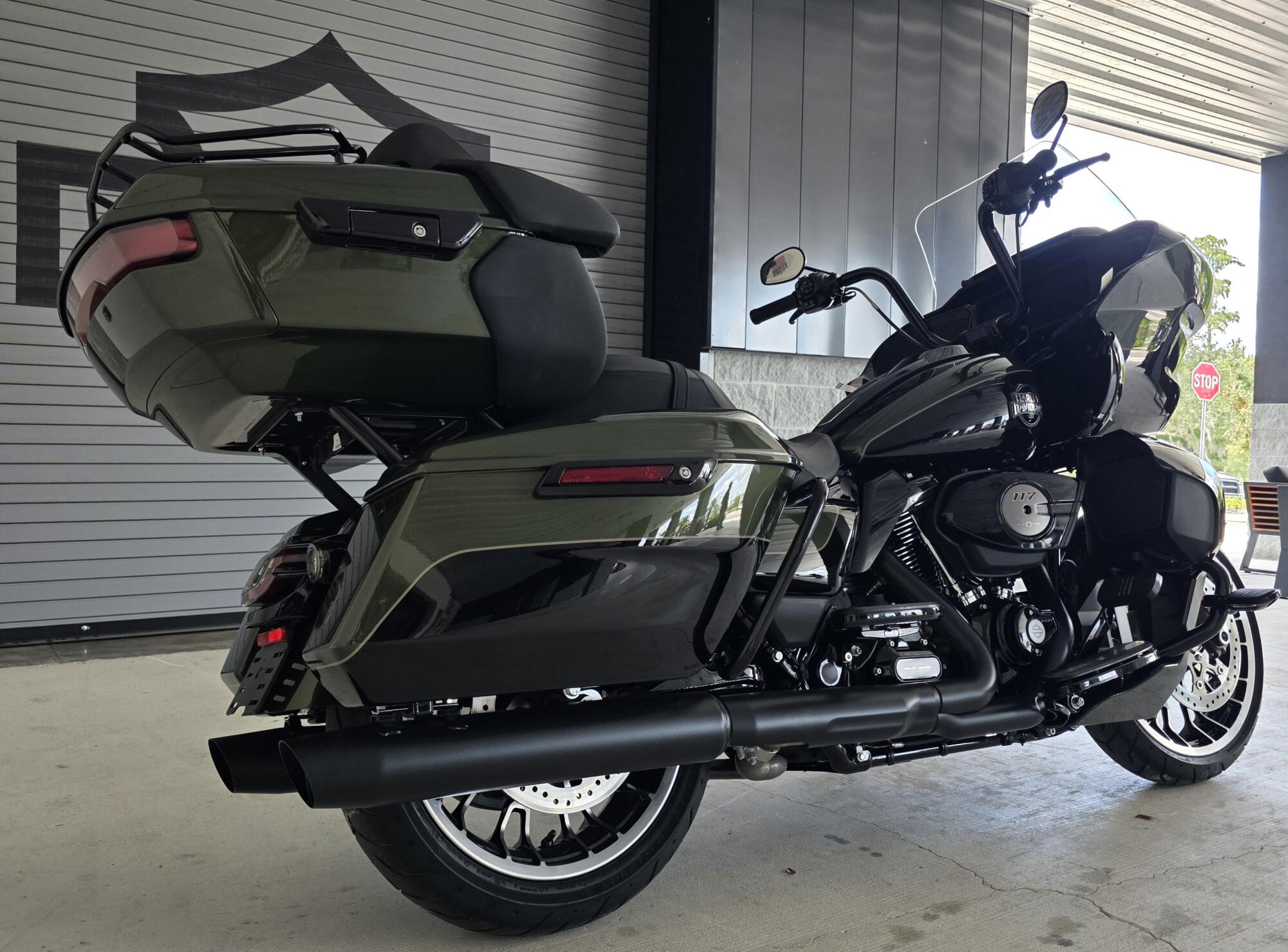 2026 Harley-Davidson® Road Glide Limited Olive Steel Metallic / Vivid Black Black Trim, photo 8