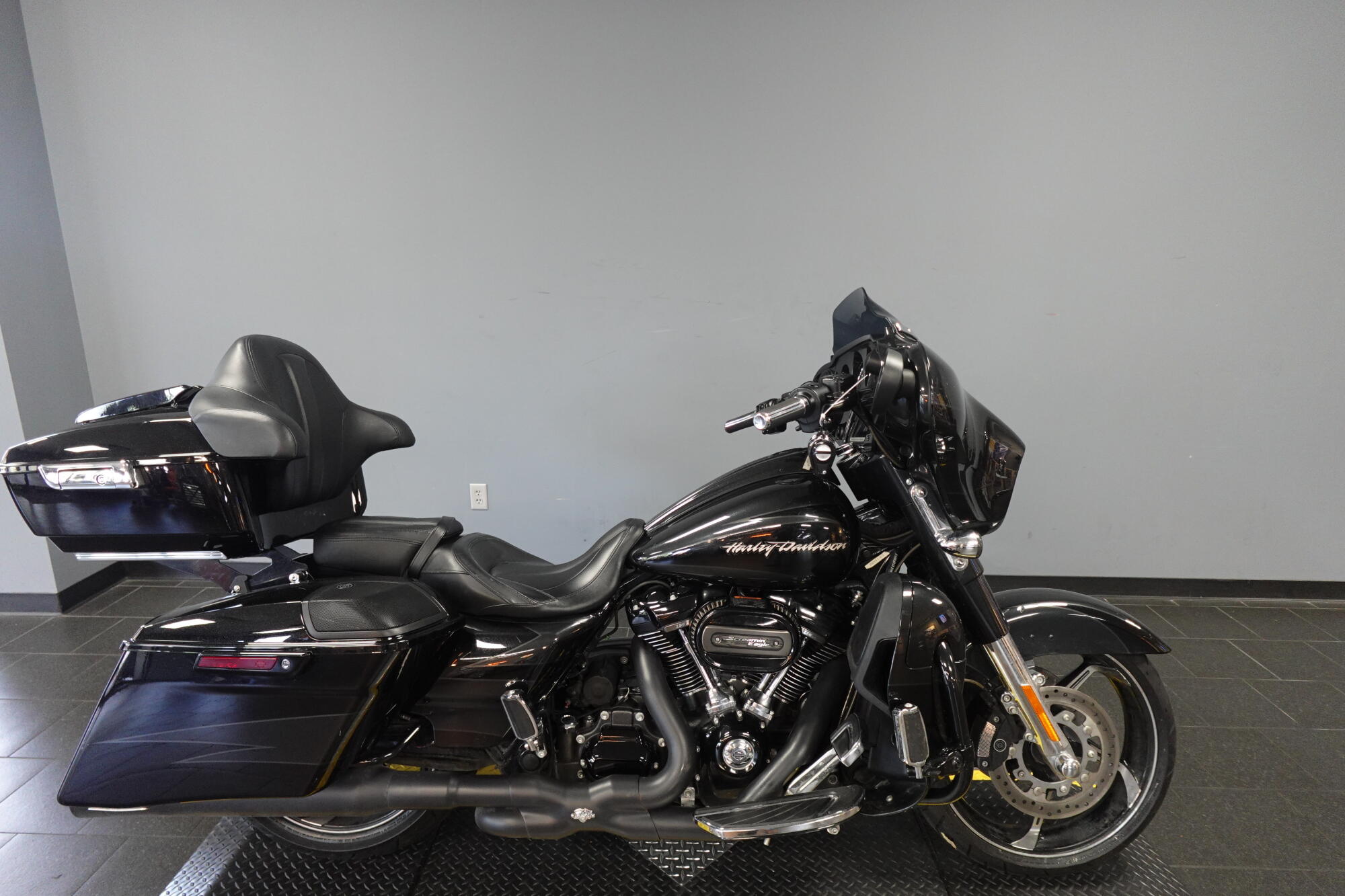 2017 Harley-Davidson® CVO™ Street Glide® FLHXSE