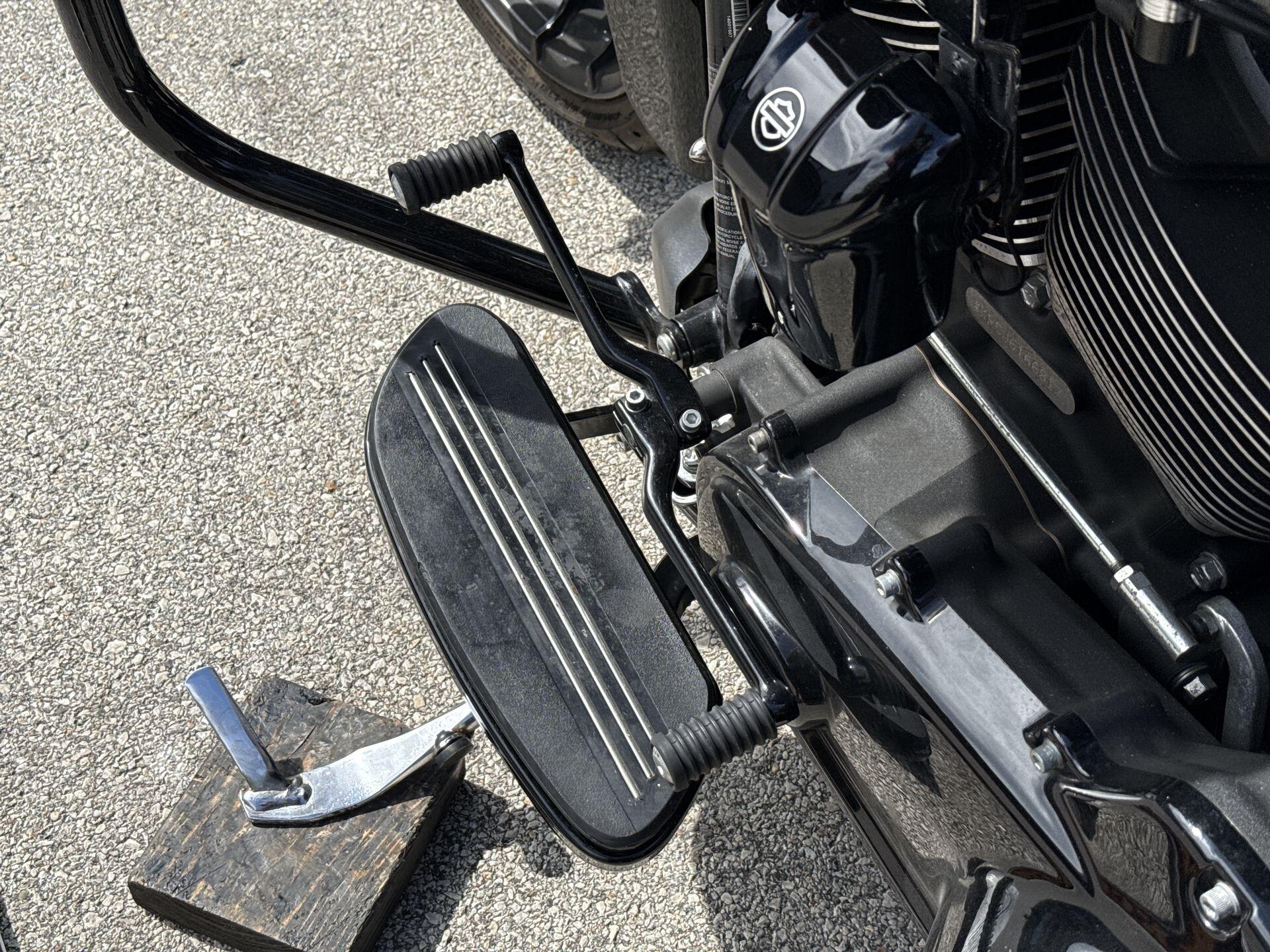 2018 Harley-Davidson® Street Glide® Special Vivid Black, photo 19