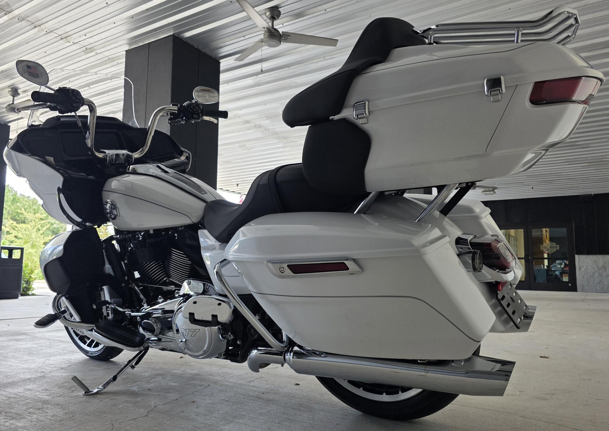 2026 Harley-Davidson® Road Glide Limited White Onyx Pearl Chrome Trim, photo 10