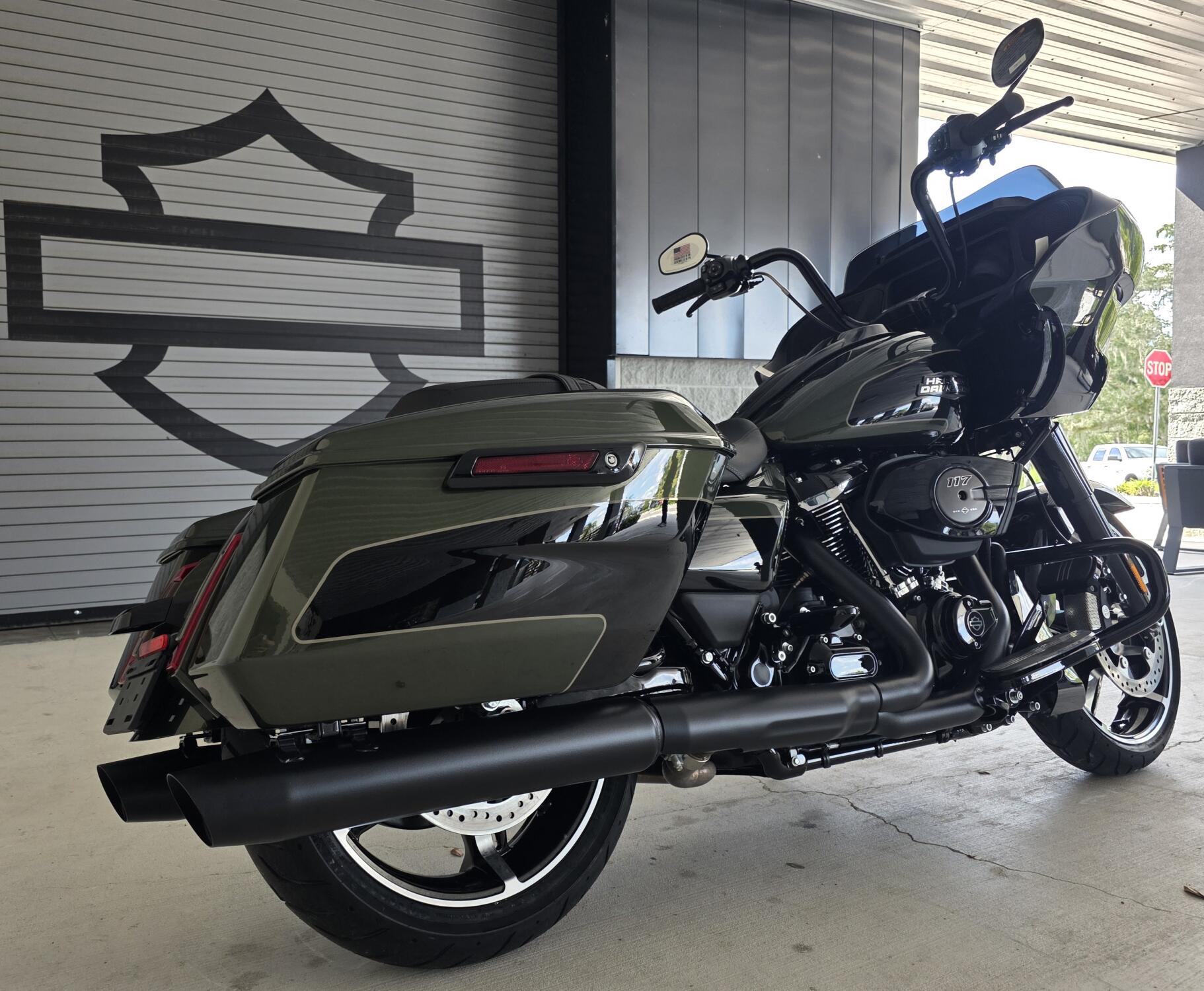 2026 Harley-Davidson® Road Glide® Olive Steel Metallic / Vivid Black Chrome Trim, photo 8