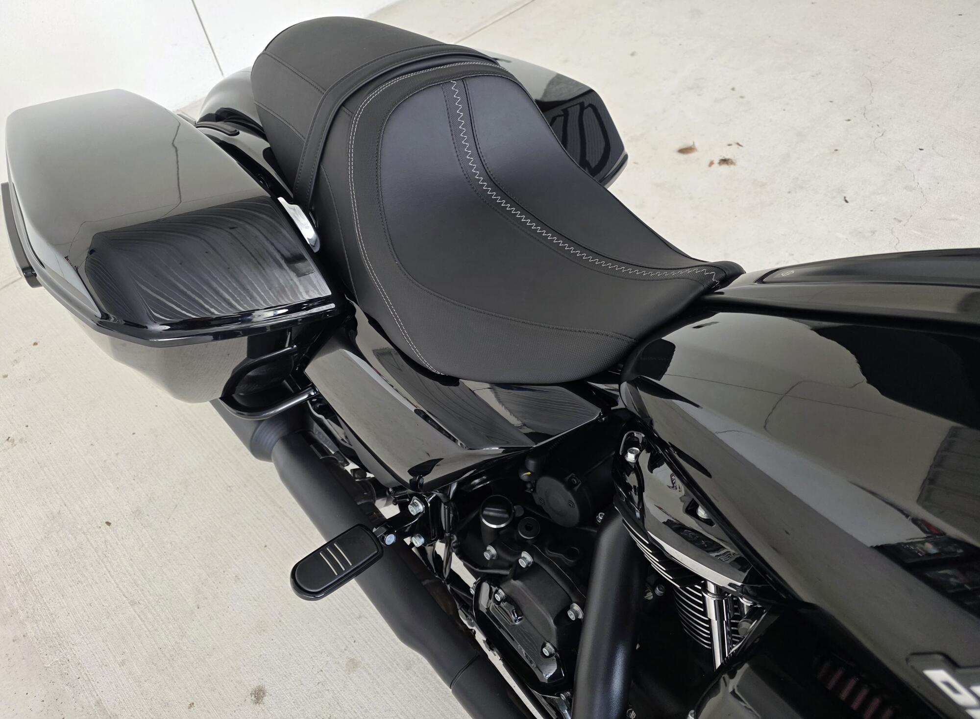 2026 Harley-Davidson® Road Glide® Vivid Black Black Trim, photo 6