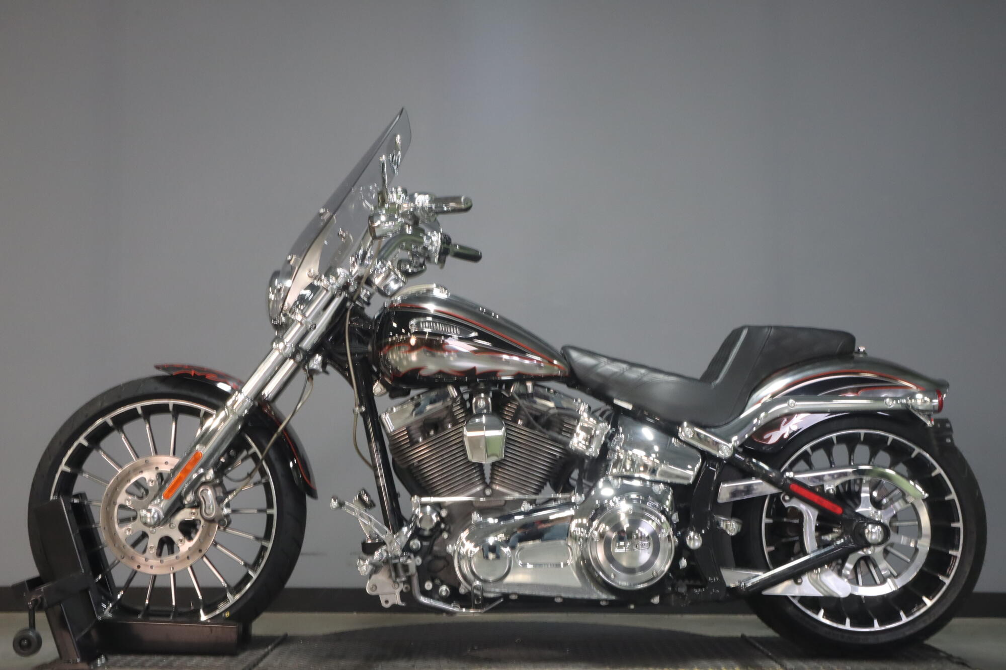 2014 Harley-Davidson® CVO™ Breakout® (FXSBSE), photo 5