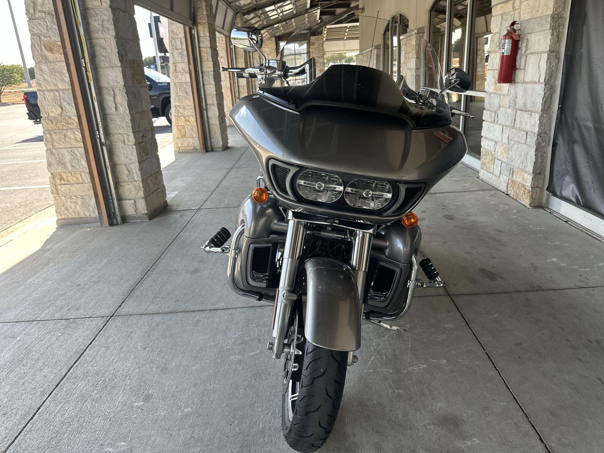 2017 Harley-Davidson® Road Glide® Ultra FLTRU, photo 11
