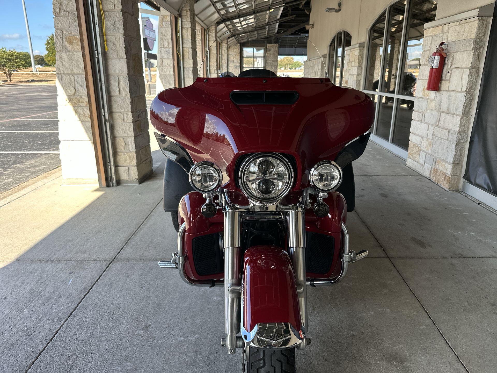 2021 Harley-Davidson® Tri Glide® Ultra FLHTCUTG, photo 11