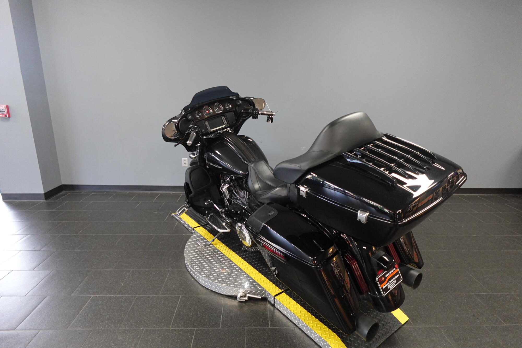 2017 Harley-Davidson® CVO™ Street Glide® FLHXSE, photo 6