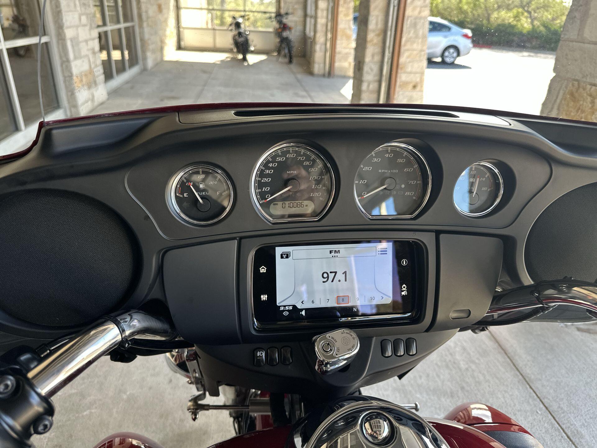 2021 Harley-Davidson® Tri Glide® Ultra FLHTCUTG, photo 22