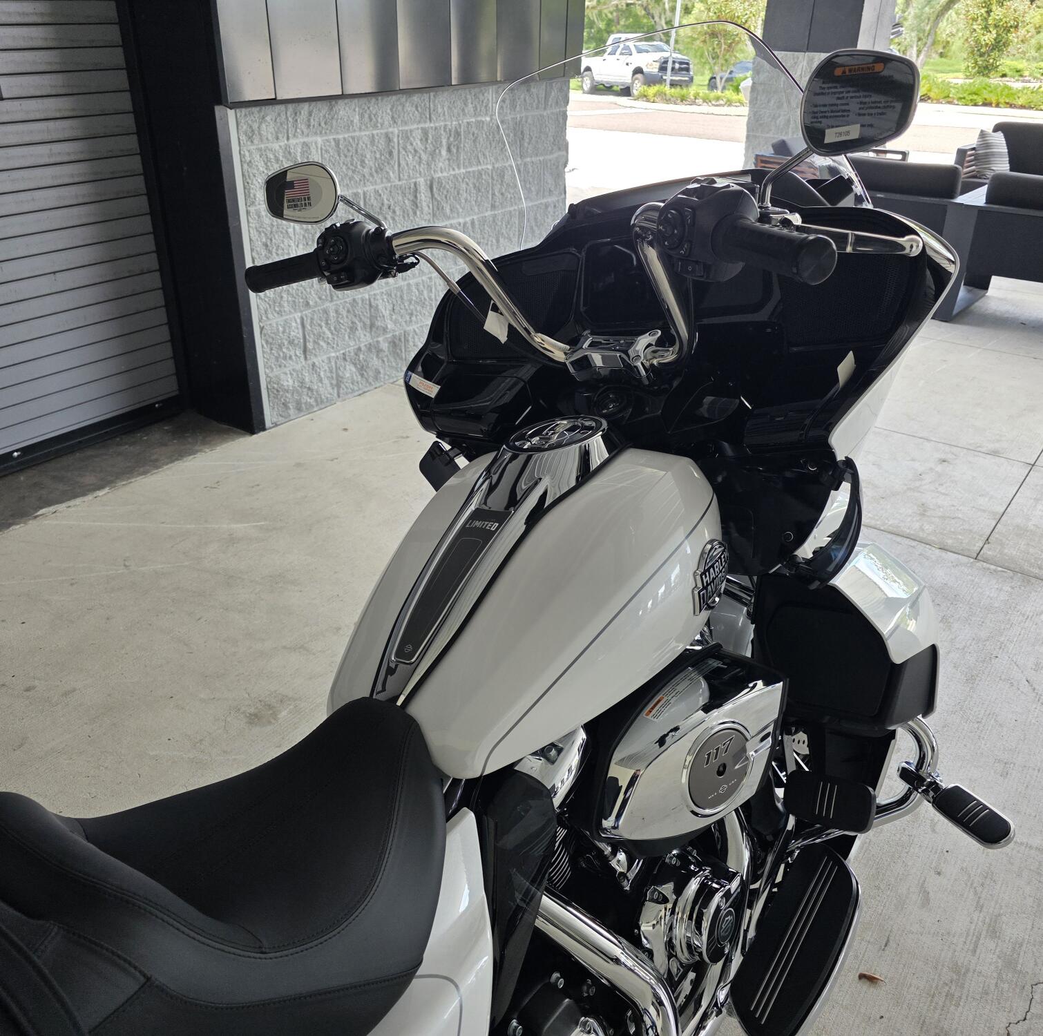 2026 Harley-Davidson® Road Glide Limited White Onyx Pearl Chrome Trim, photo 8