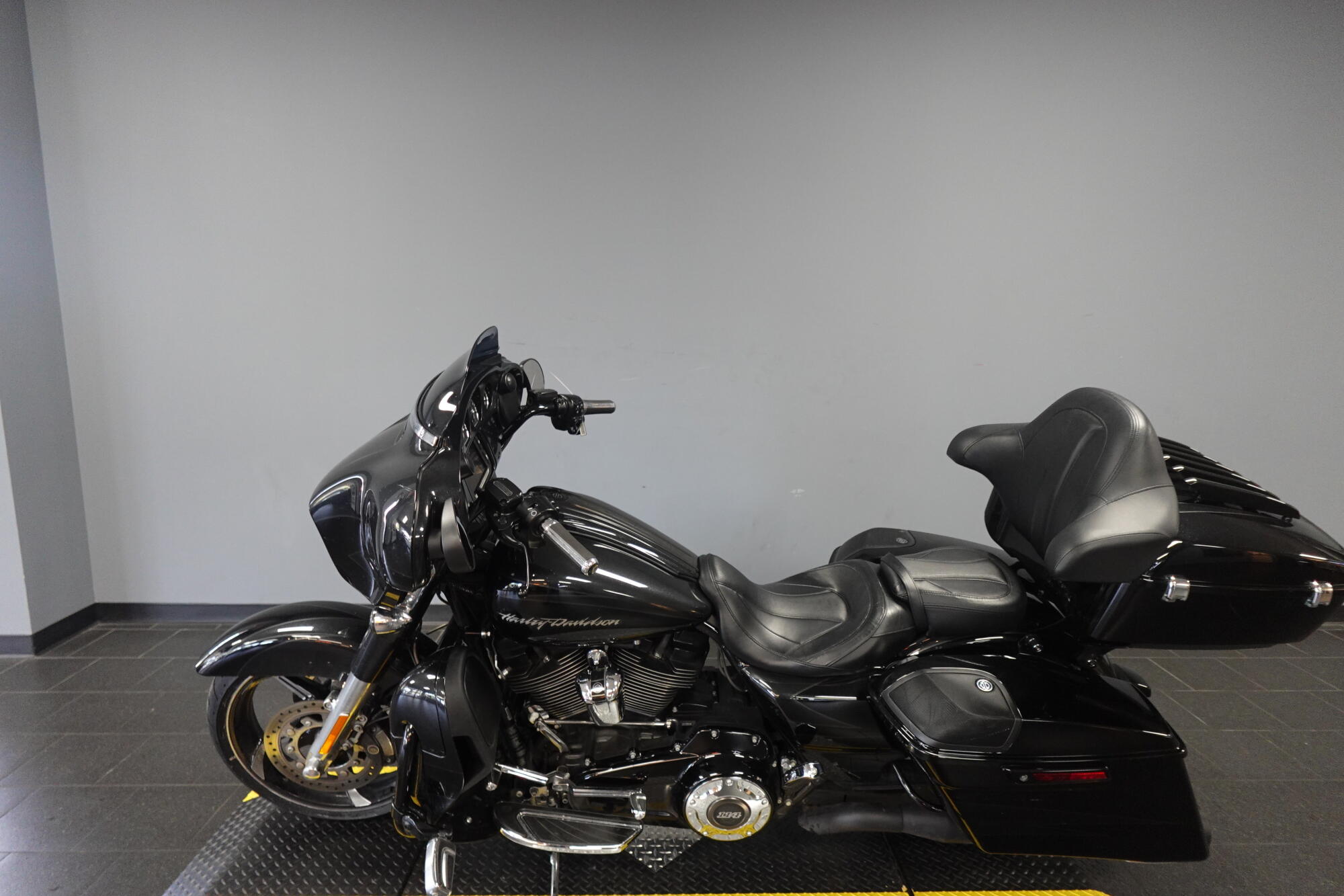 2017 Harley-Davidson® CVO™ Street Glide® FLHXSE, photo 5