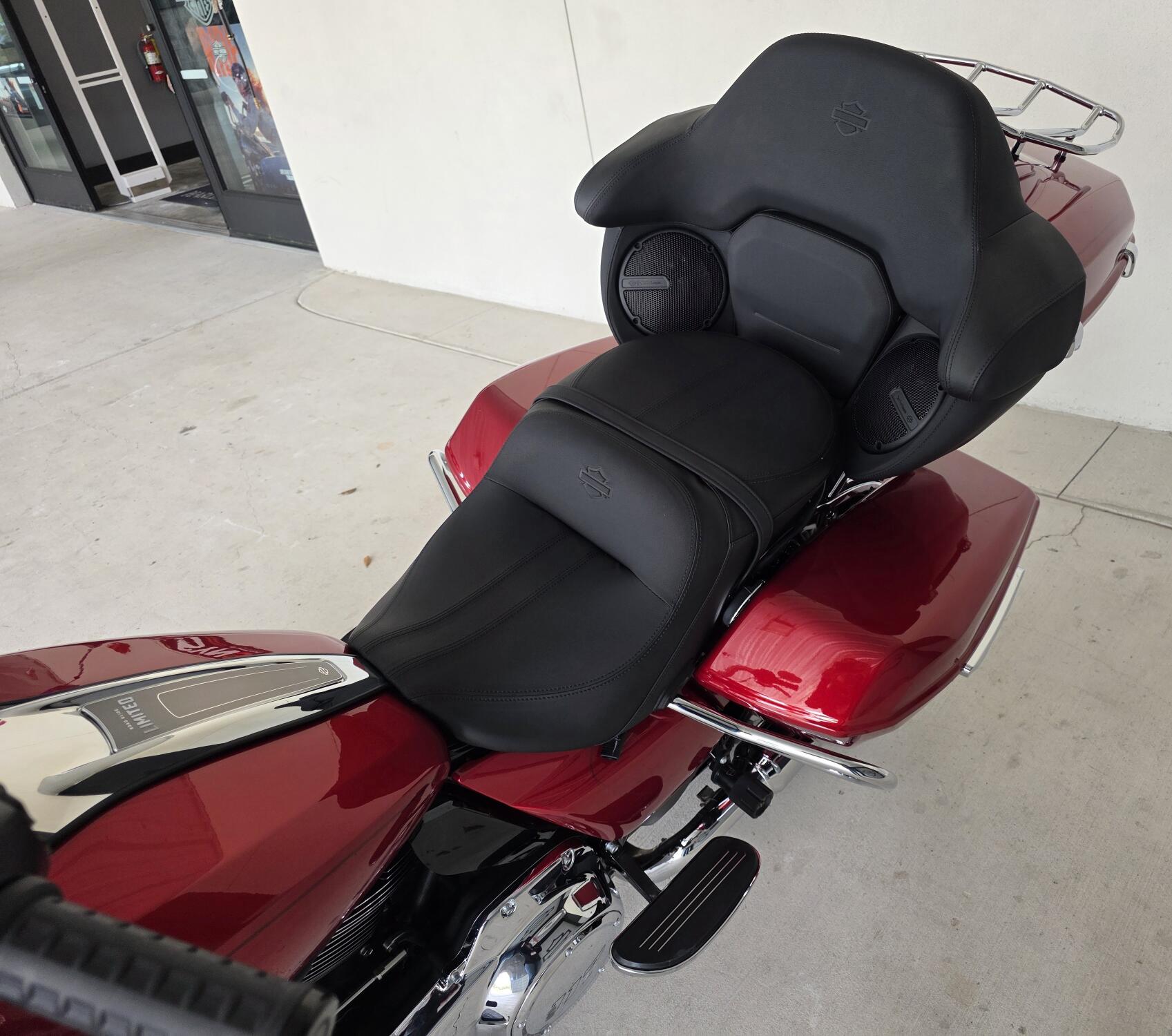 2026 Harley-Davidson® Road Glide Limited Brilliant Red Chrome Trim, photo 11