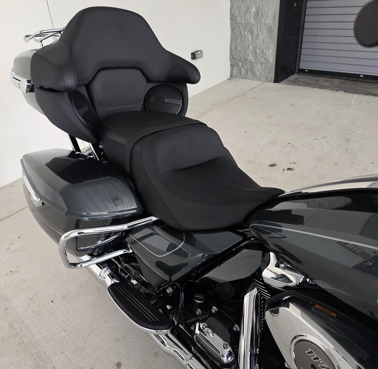 2026 Harley-Davidson® Road Glide Limited Iron Horse Metallic Chrome Trim, photo 6