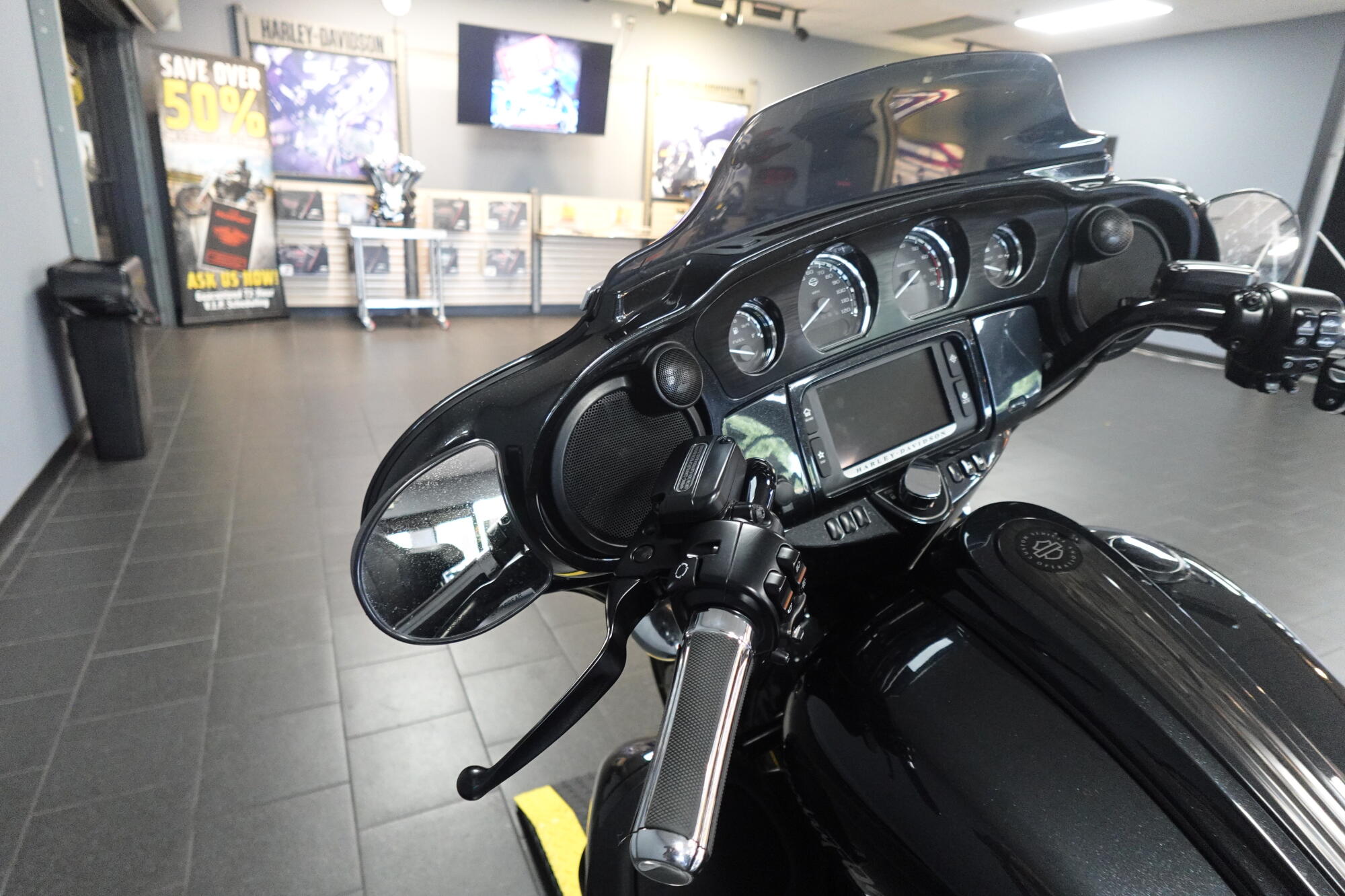 2017 Harley-Davidson® CVO™ Street Glide® FLHXSE, photo 14