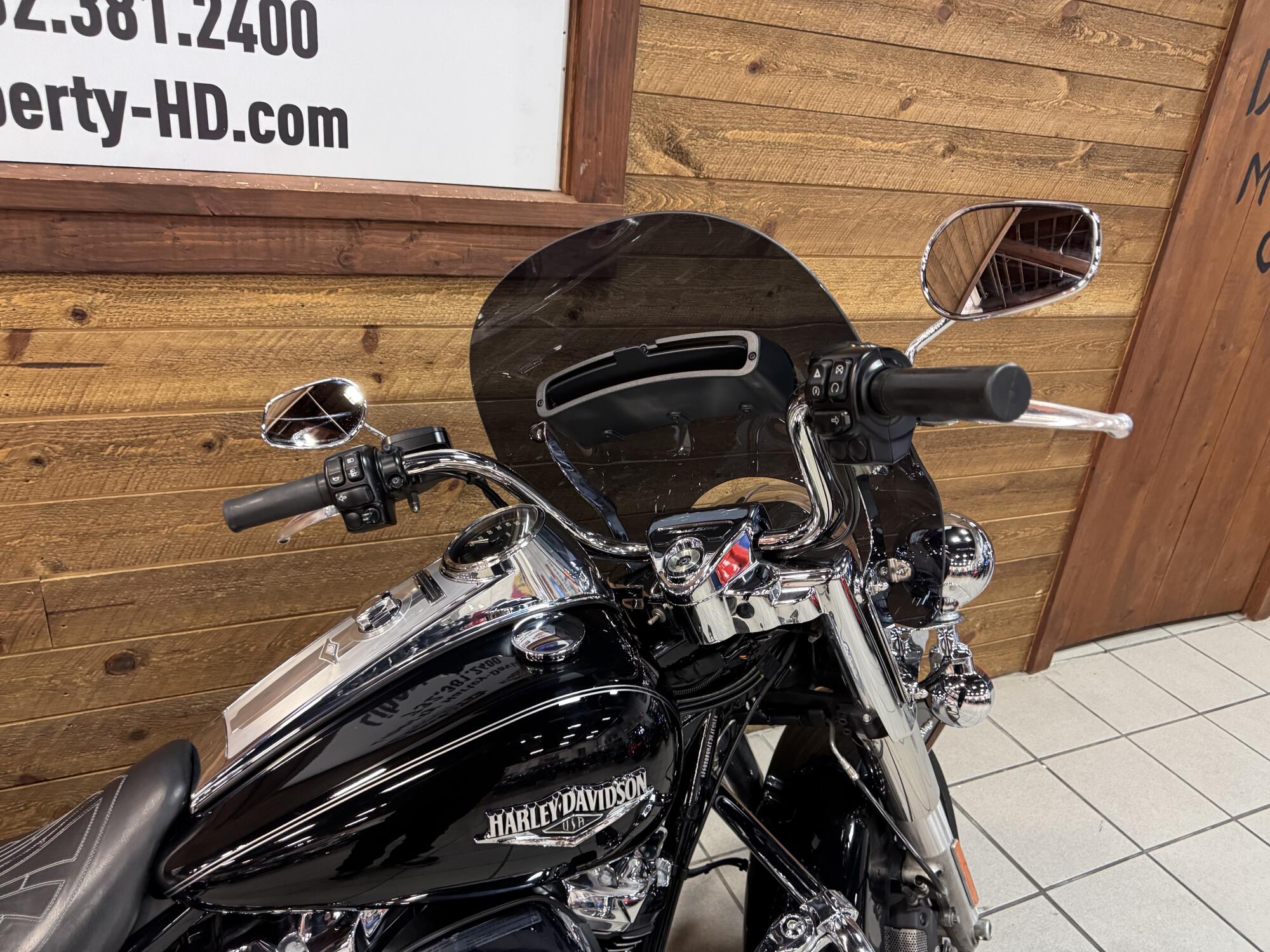 2017 Harley-Davidson® Road King® Vivid Black FLHR, photo 6