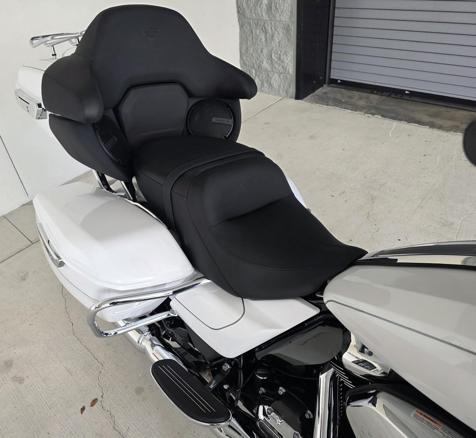 2026 Harley-Davidson® Road Glide Limited White Onyx Pearl Chrome Trim, photo 7