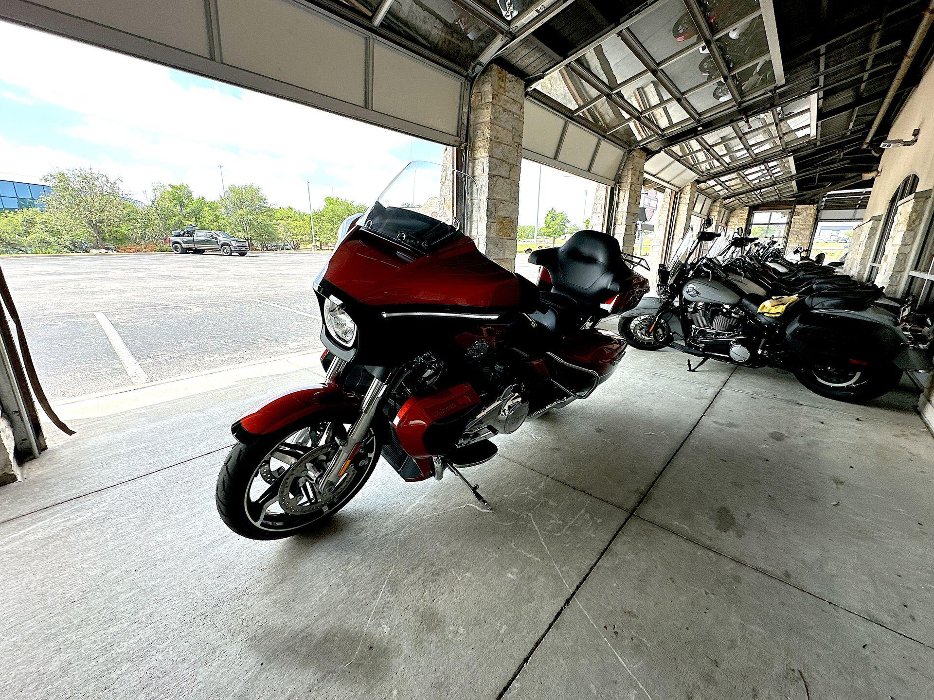 2025 Harley-Davidson® Street Glide™ Ultra FLHXU, photo 6