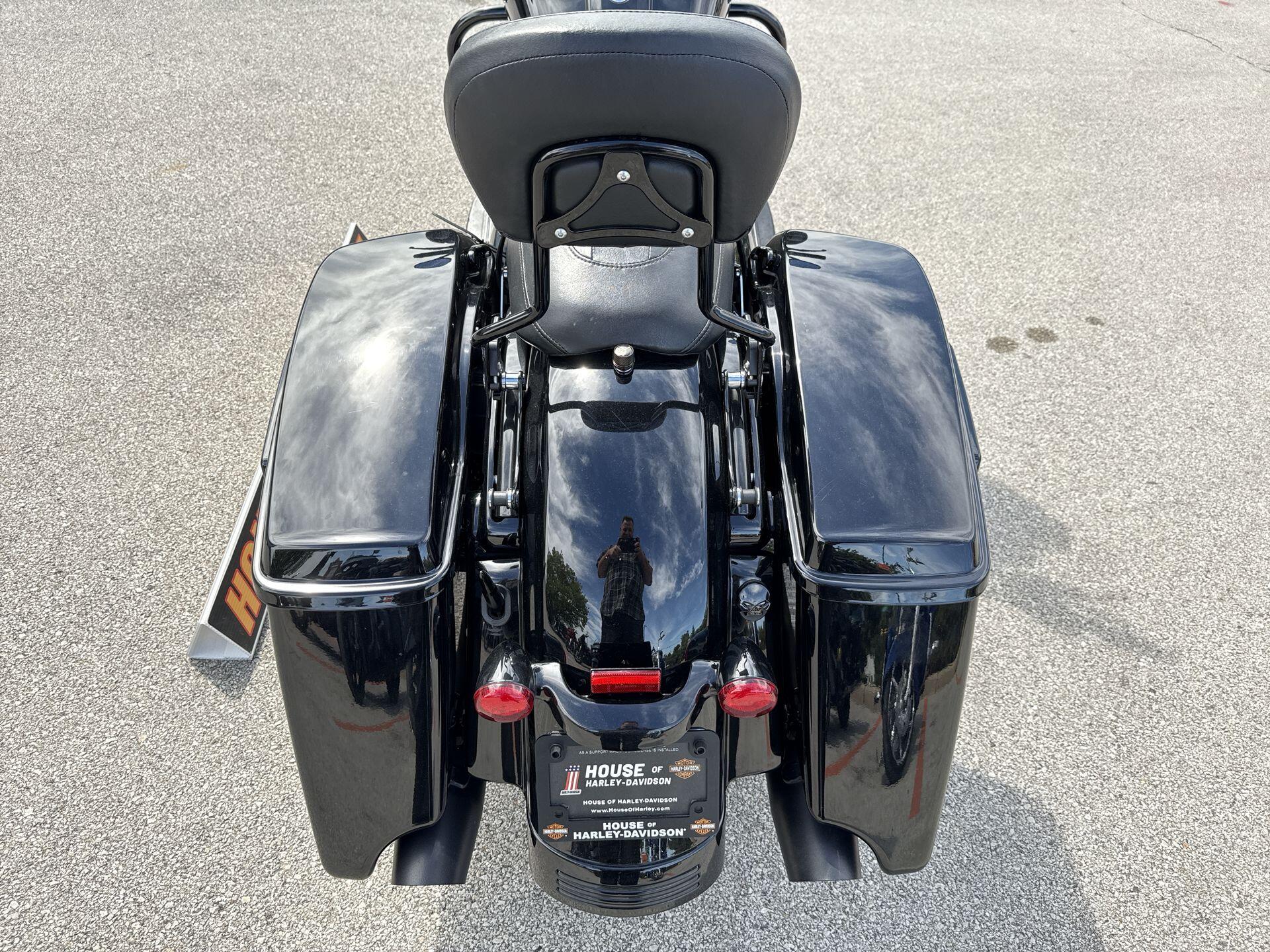 2018 Harley-Davidson® Street Glide® Special Vivid Black, photo 17