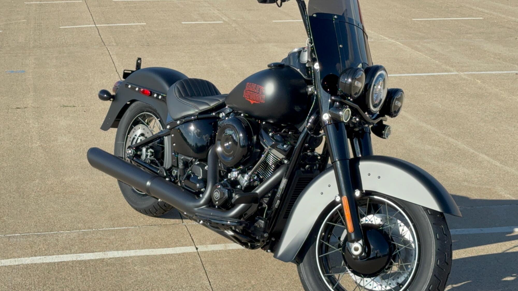 2026 Harley-Davidson® Deadwood™ Black Denim, photo 2