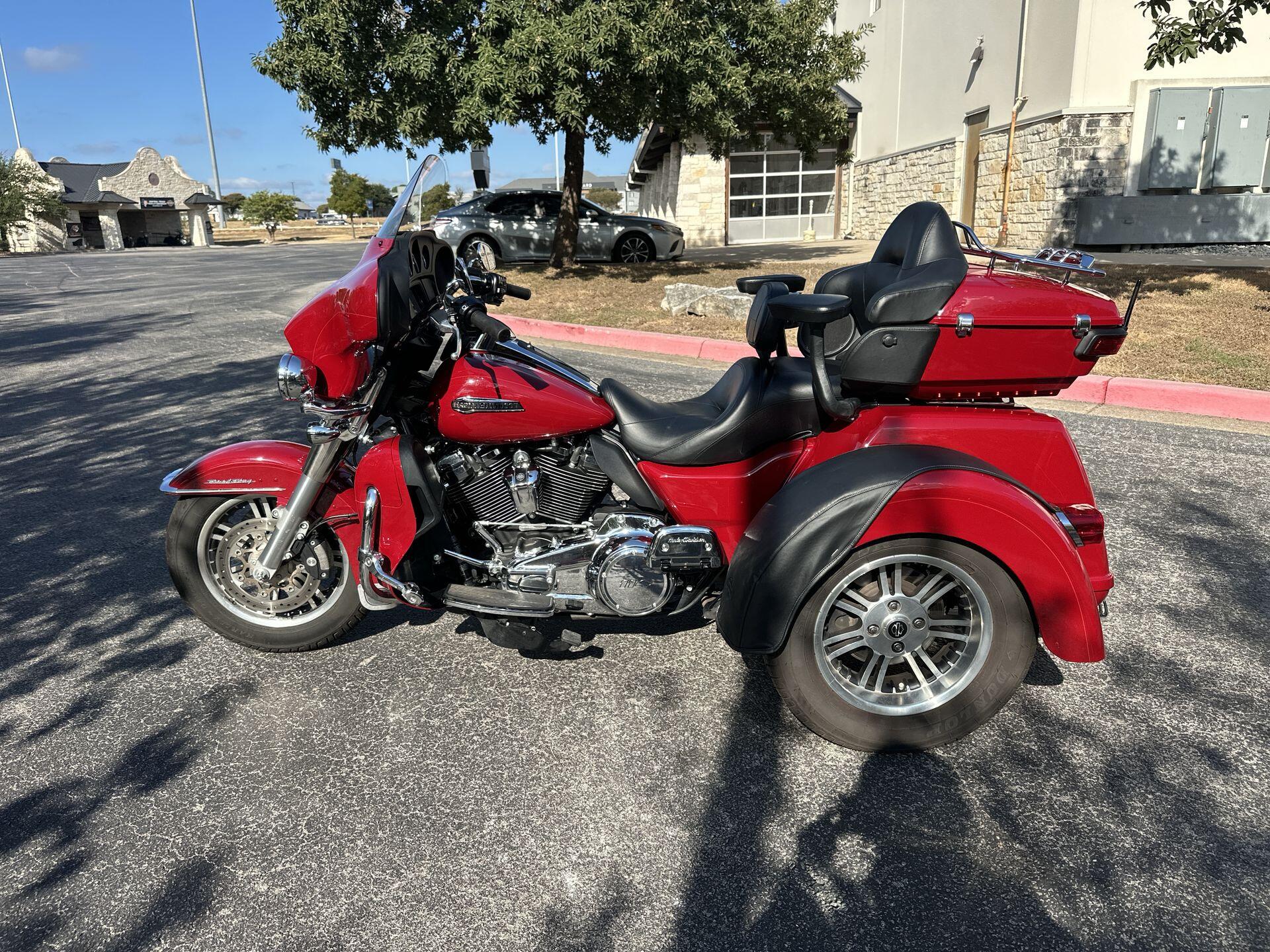 2021 Harley-Davidson® Tri Glide® Ultra FLHTCUTG, photo 7