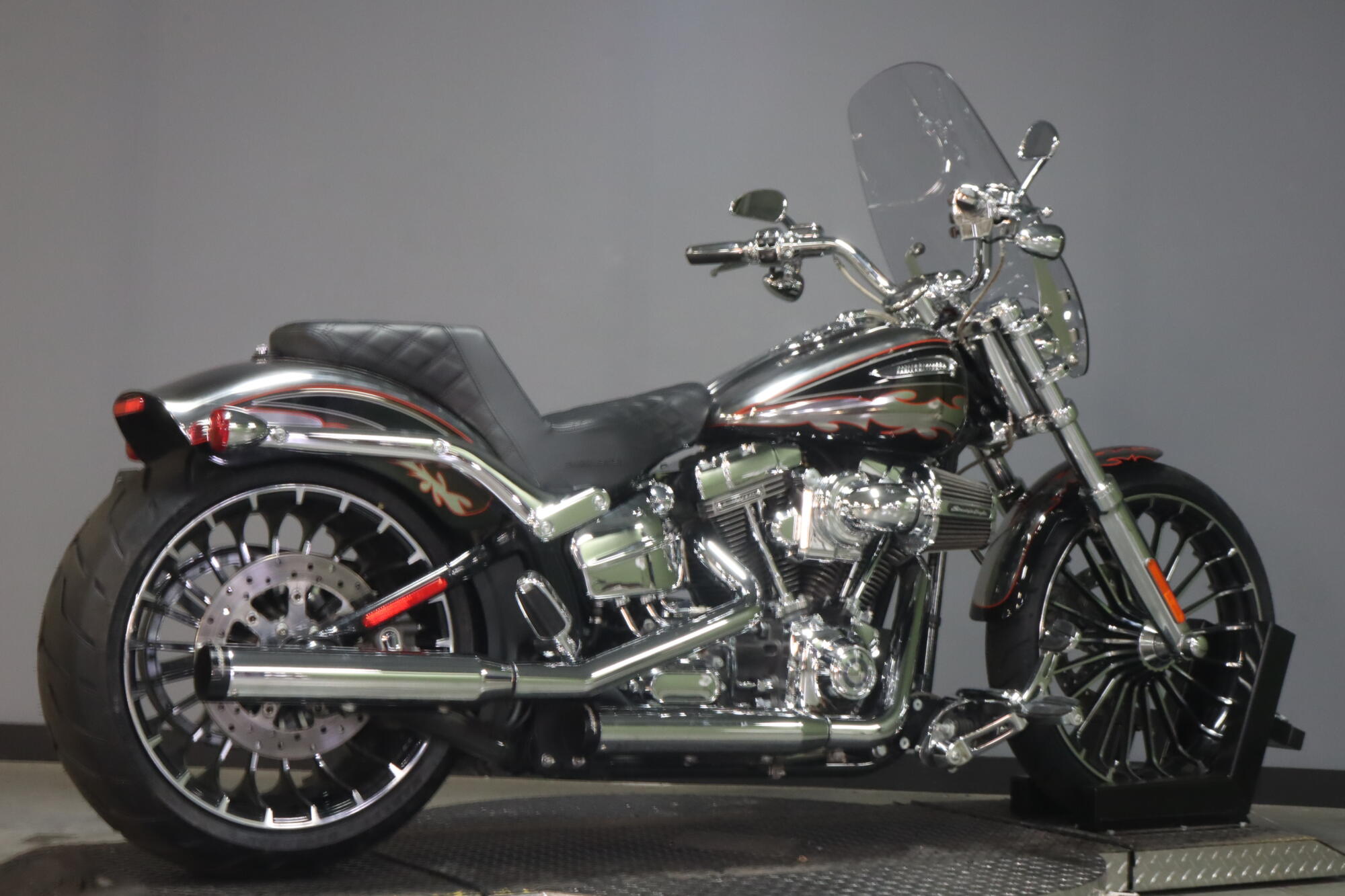 2014 Harley-Davidson® CVO™ Breakout® (FXSBSE), photo 8