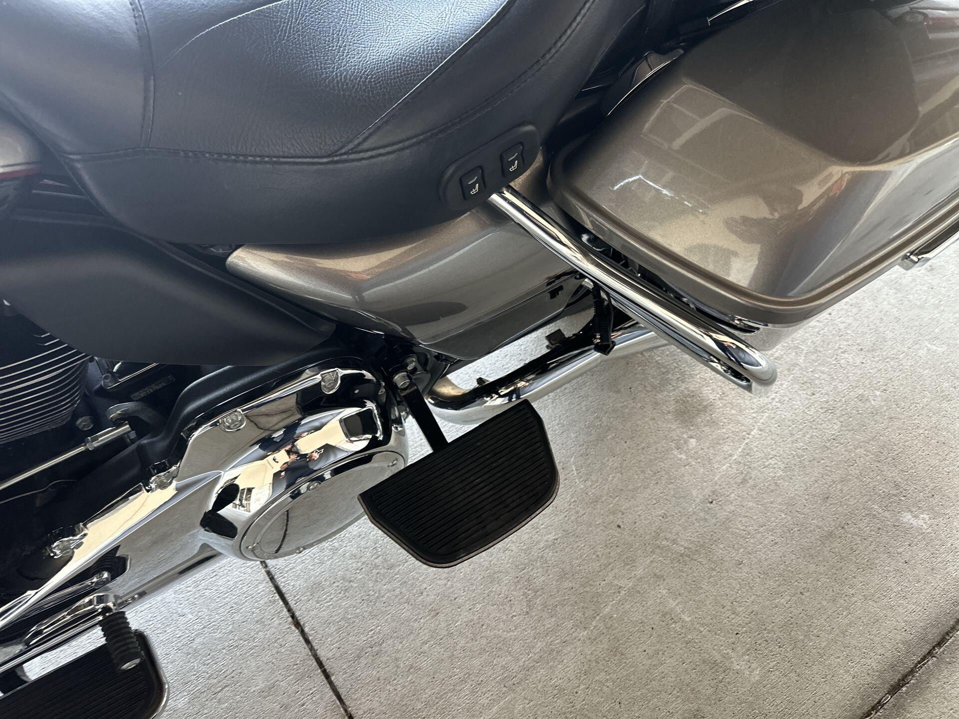 2017 Harley-Davidson® Road Glide® Ultra FLTRU, photo 21