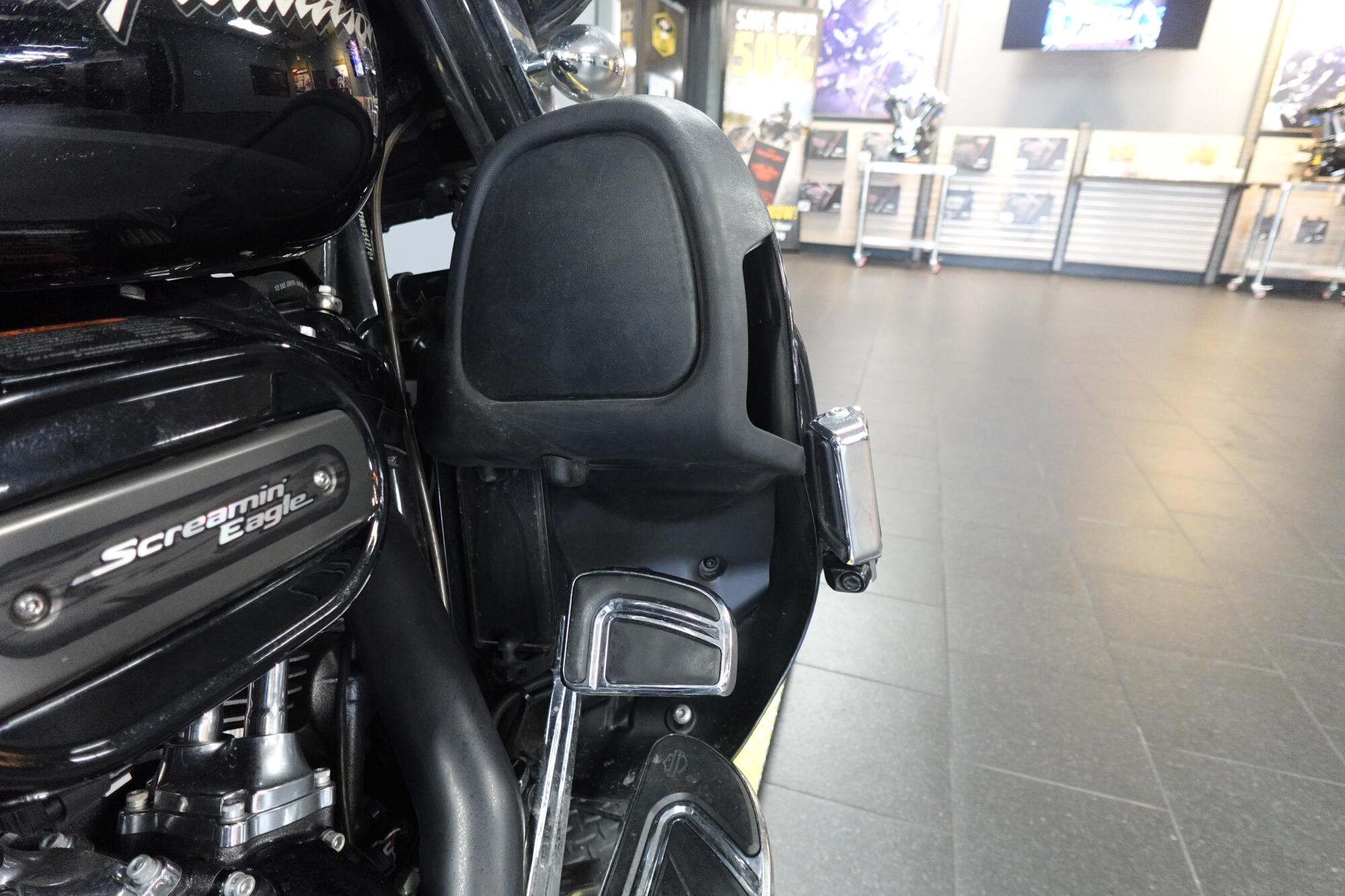 2017 Harley-Davidson® CVO™ Street Glide® FLHXSE, photo 12