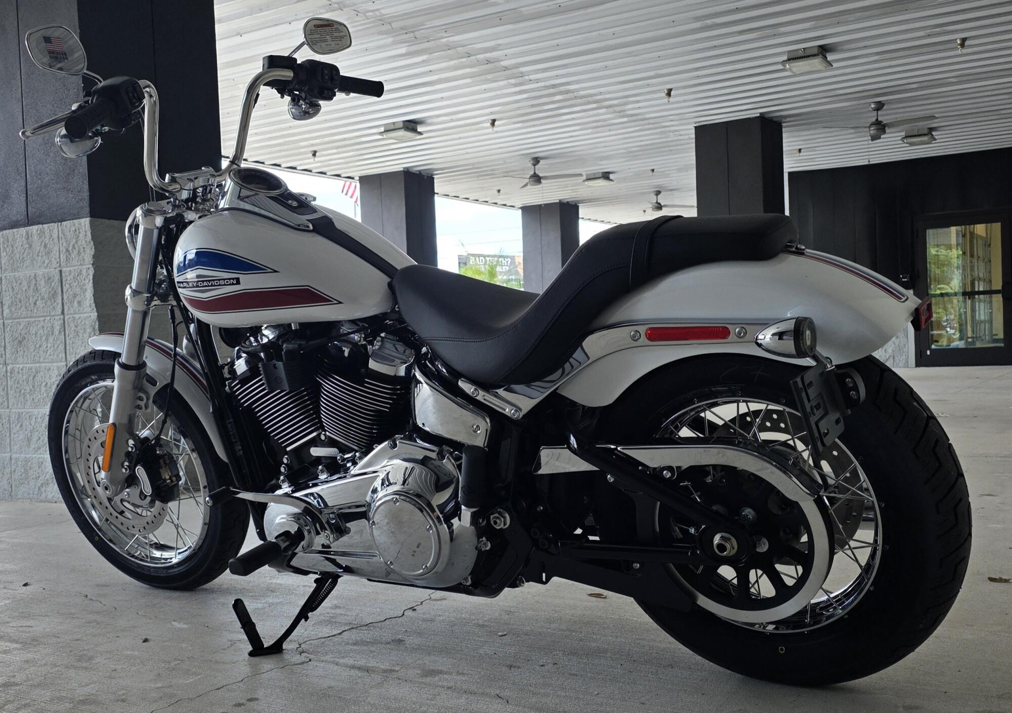 2026 Harley-Davidson® Super Glide® White Onyx Pearl, photo 9
