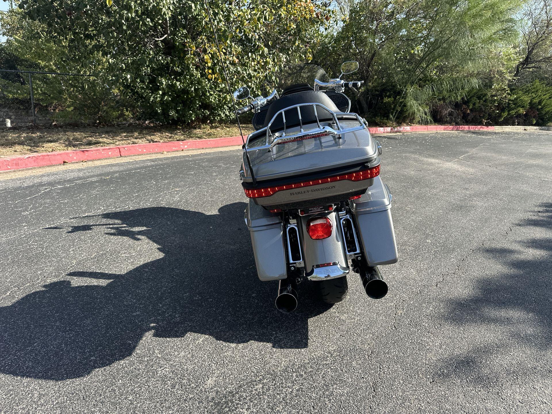 2017 Harley-Davidson® Road Glide® Ultra FLTRU, photo 9