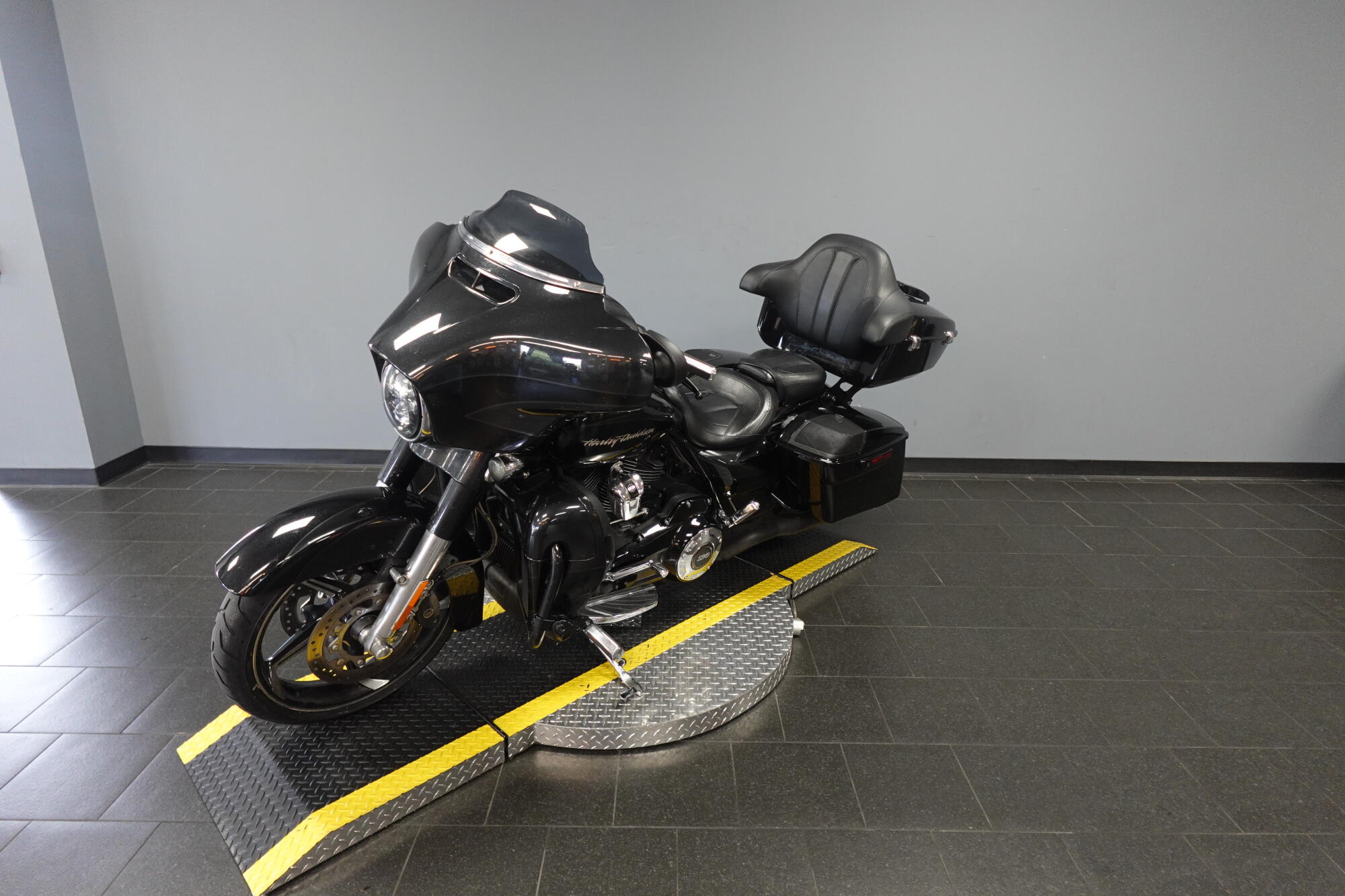 2017 Harley-Davidson® CVO™ Street Glide® FLHXSE, photo 4