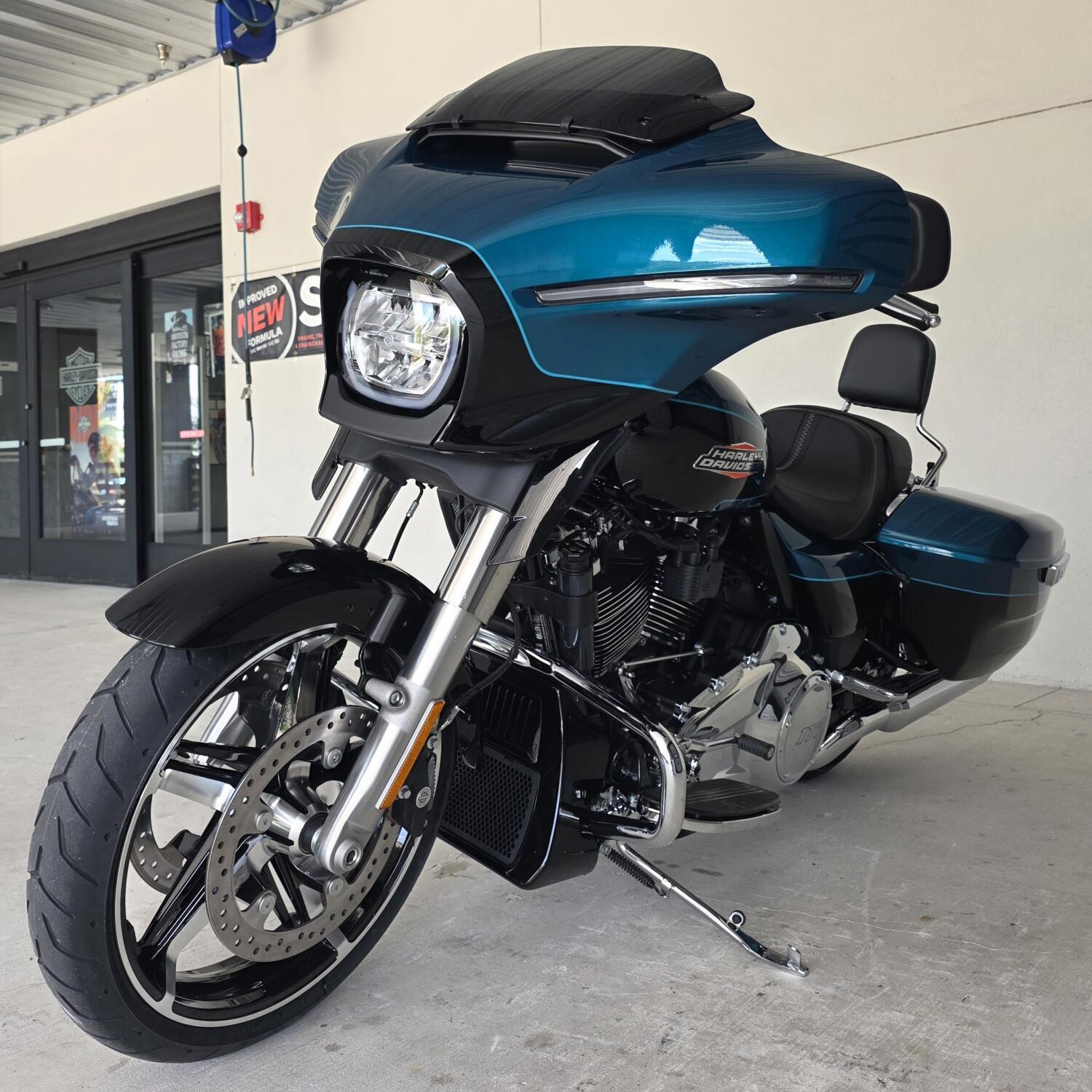 2026 Harley-Davidson® Street Glide® Teal Thunder / Vivid Black Chrome Trim, photo 10