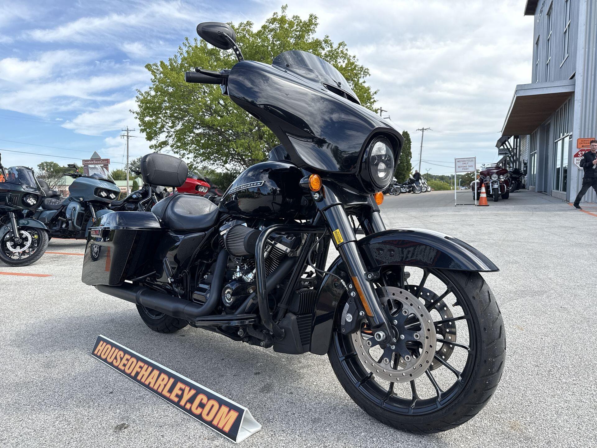 2018 Harley-Davidson® Street Glide® Special Vivid Black, photo 14