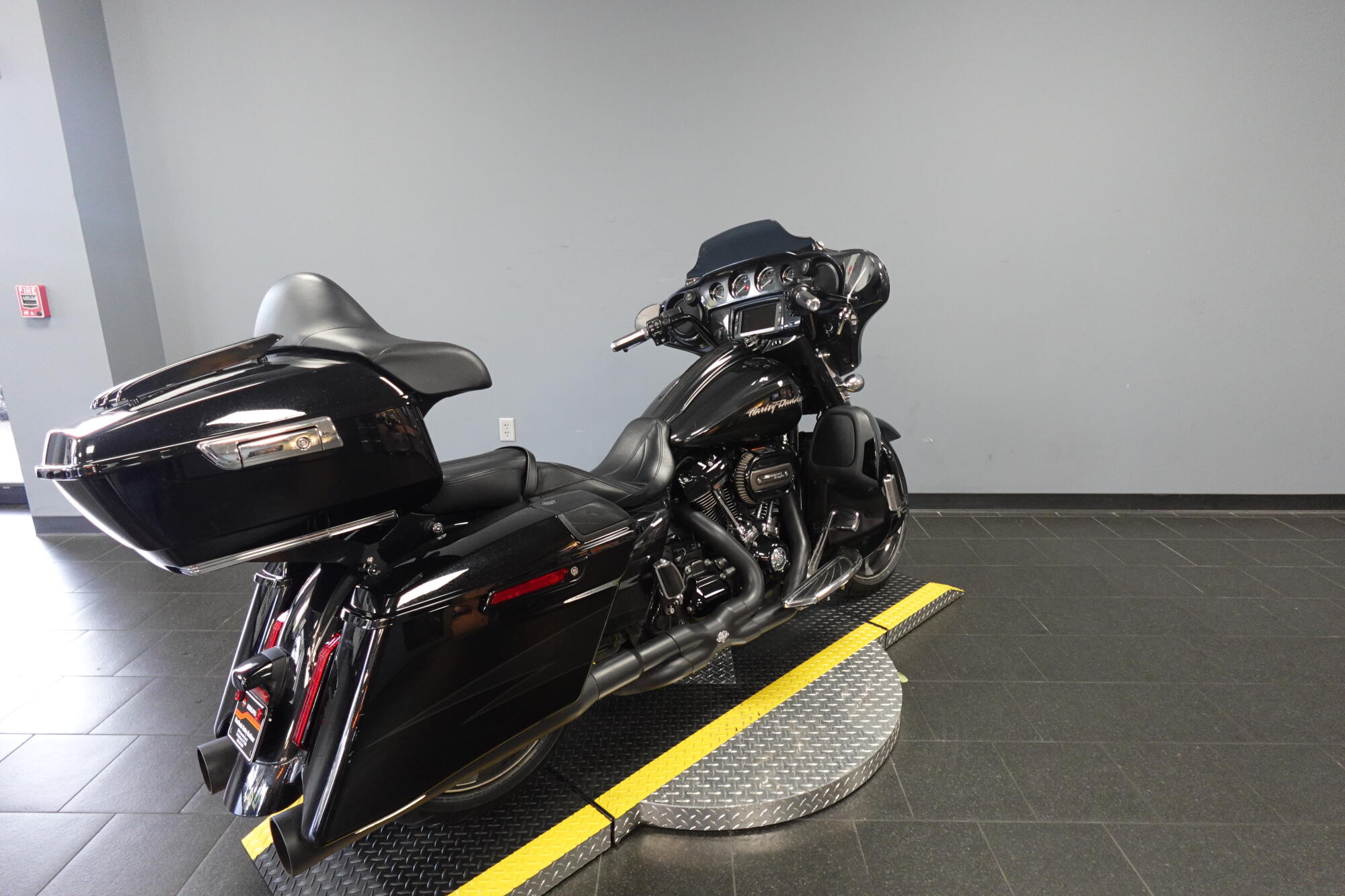 2017 Harley-Davidson® CVO™ Street Glide® FLHXSE, photo 8
