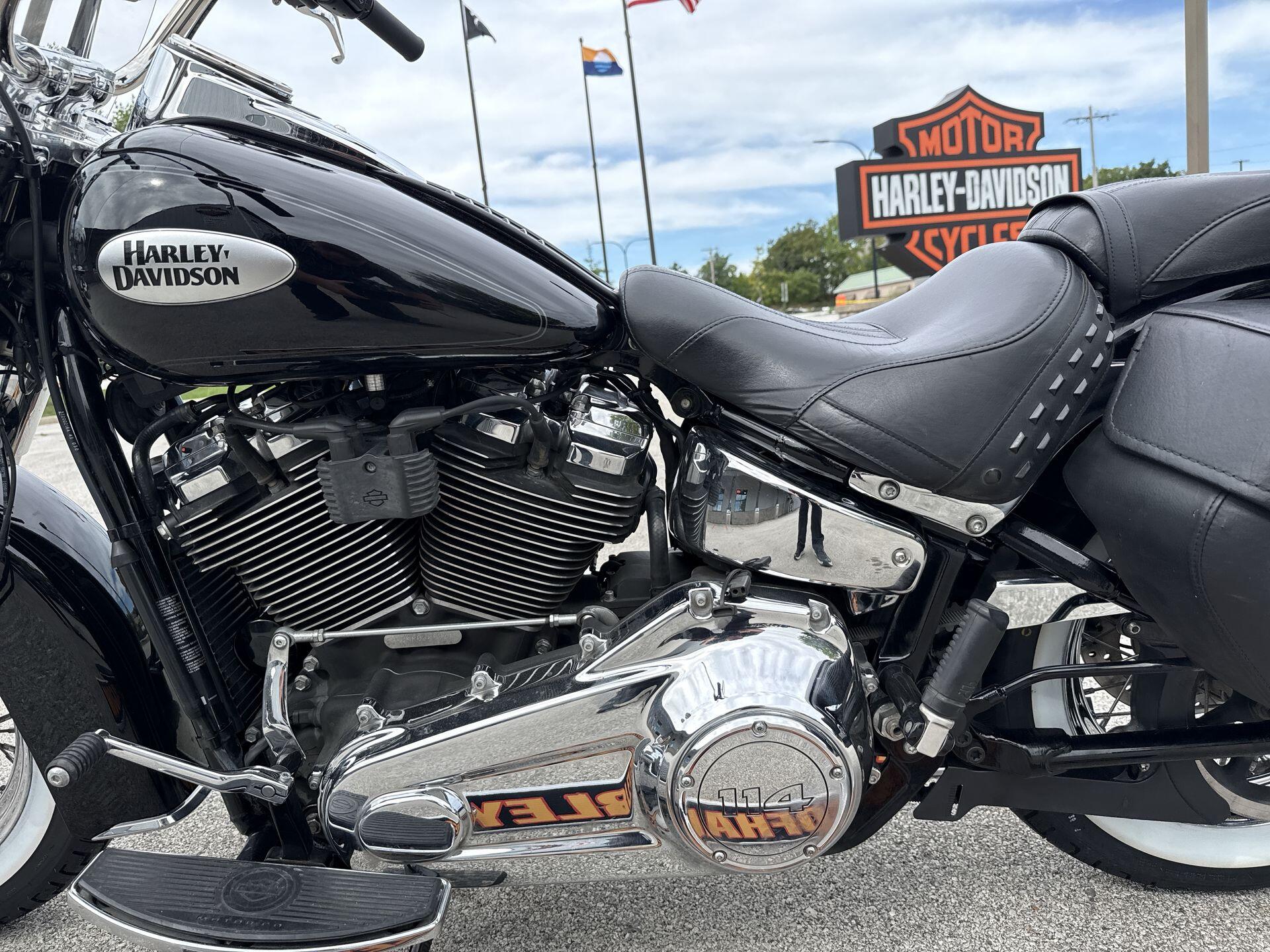 2024 Harley-Davidson® Heritage Classic Vivid Black, photo 13