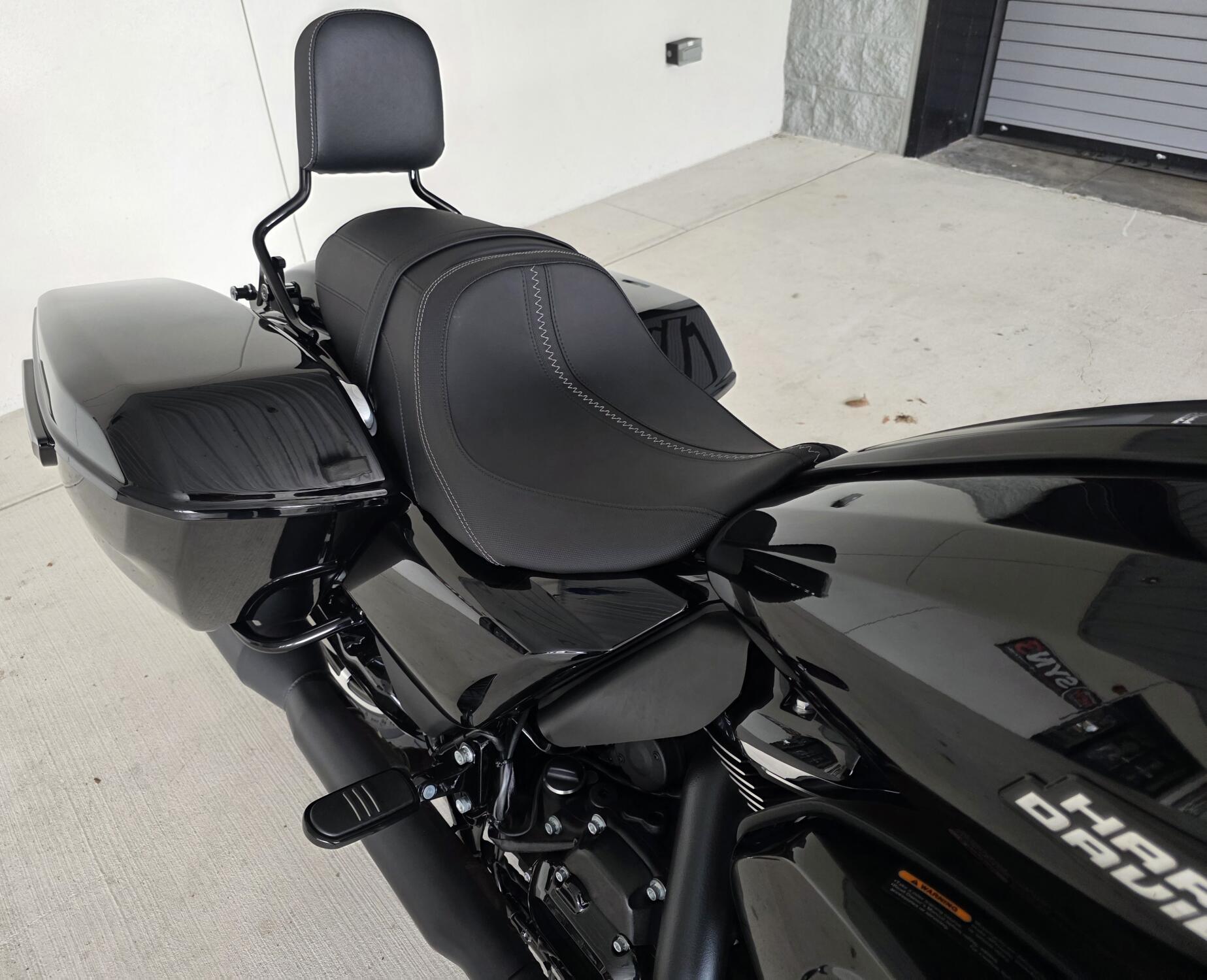 2026 Harley-Davidson® Road Glide® Vivid Black Black Trim, photo 6