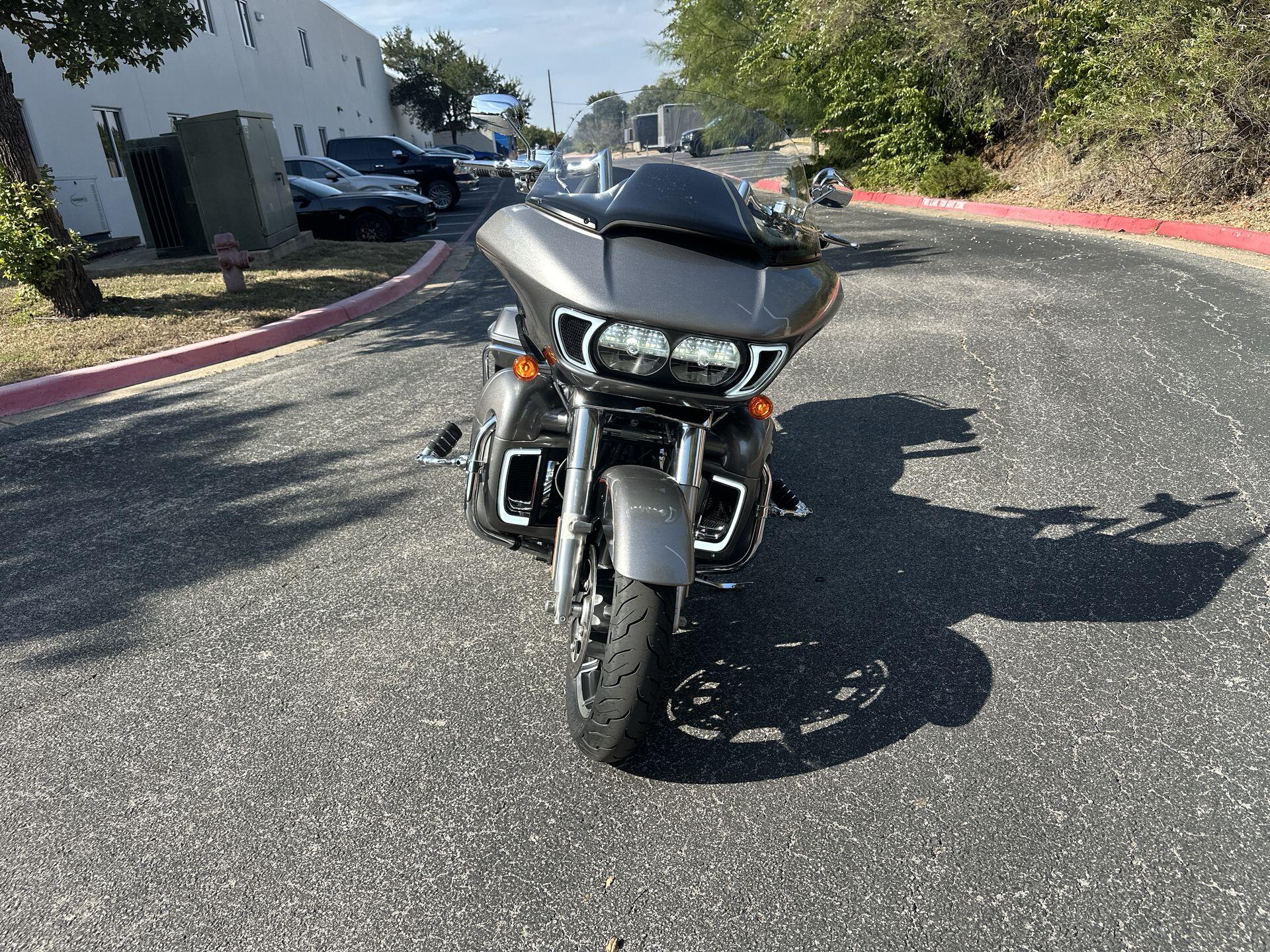 2017 Harley-Davidson® Road Glide® Ultra FLTRU, photo 5