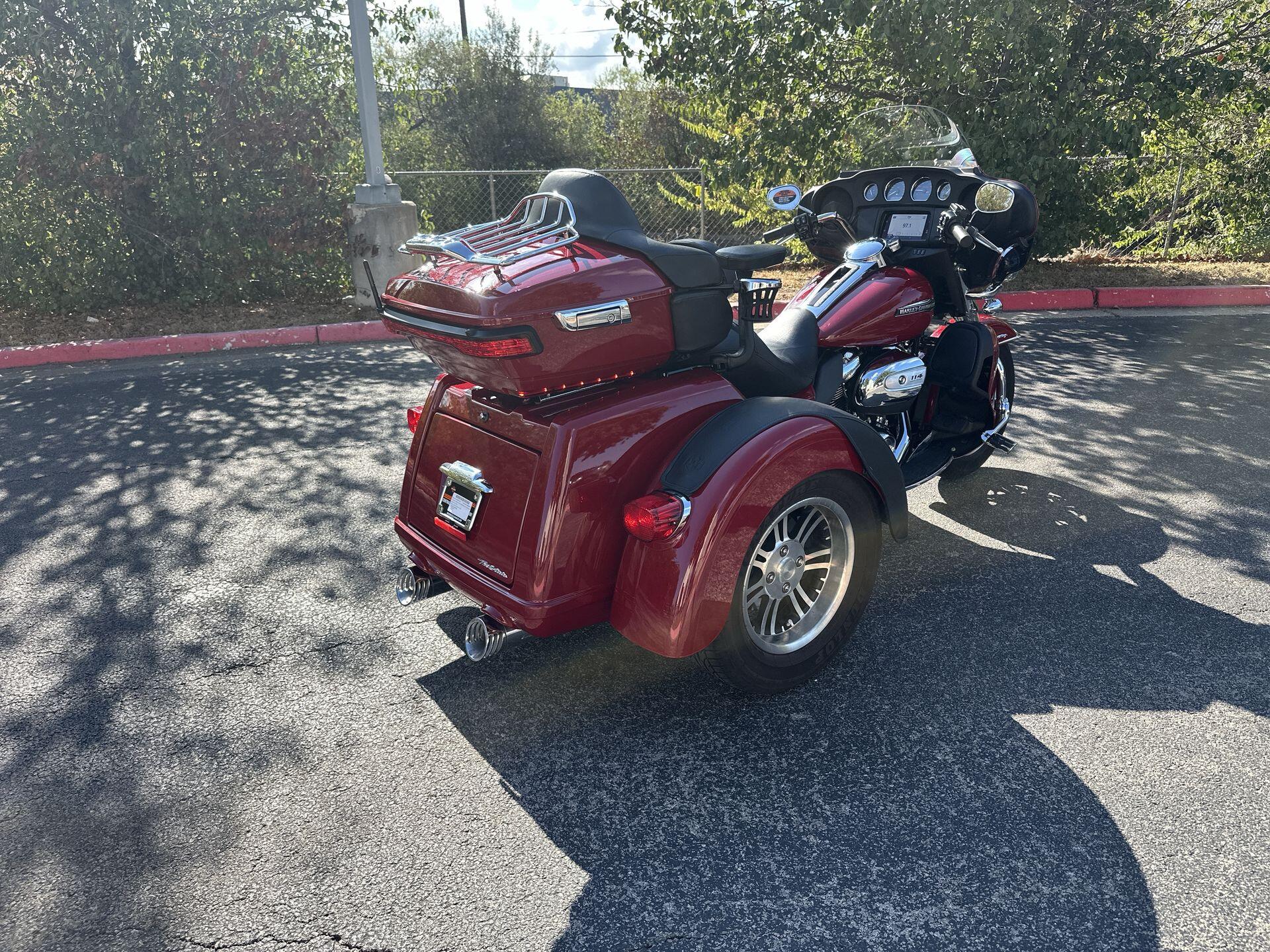 2021 Harley-Davidson® Tri Glide® Ultra FLHTCUTG, photo 10