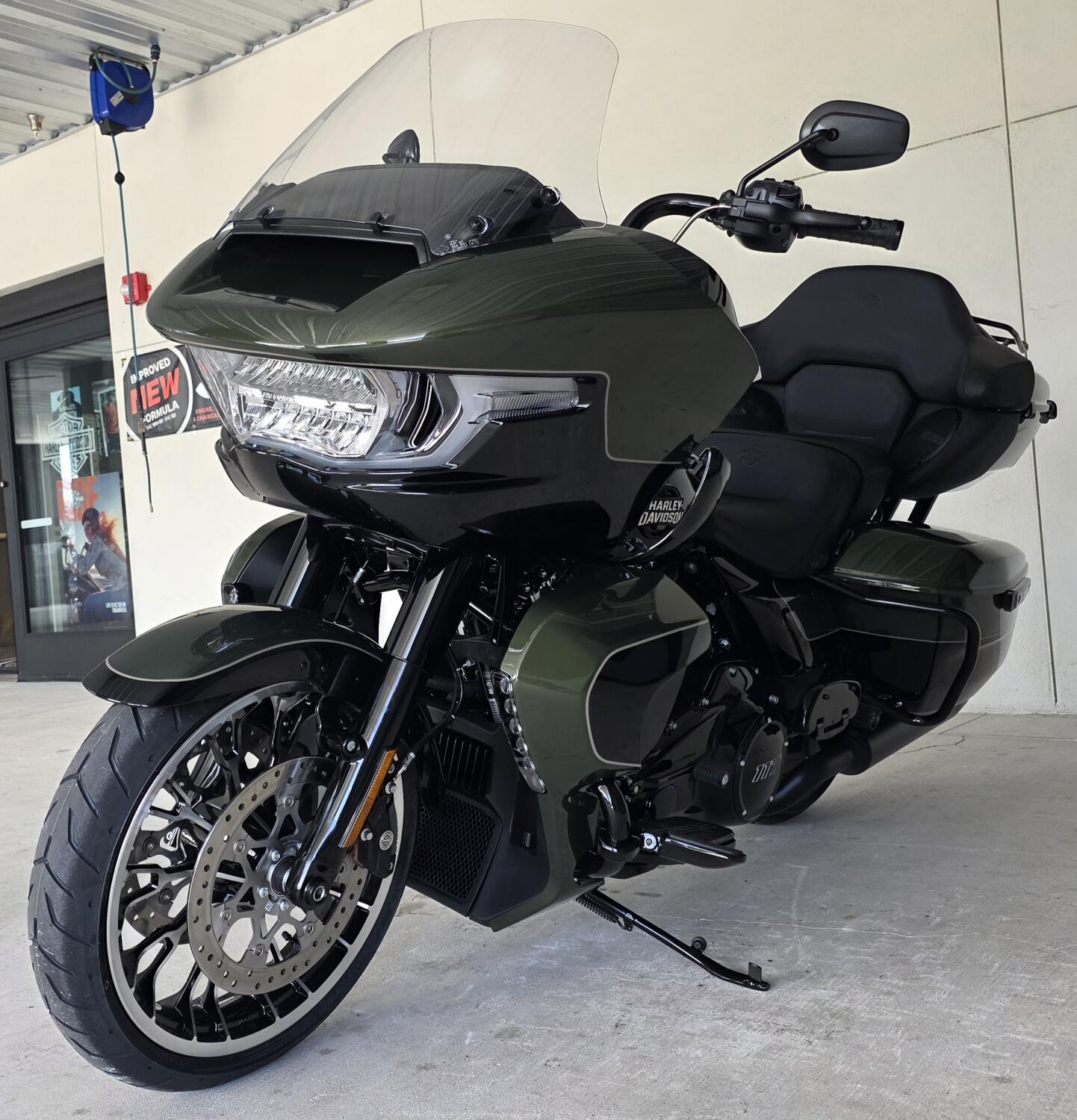 2026 Harley-Davidson® Road Glide Limited Olive Steel Metallic / Vivid Black Black Trim, photo 10