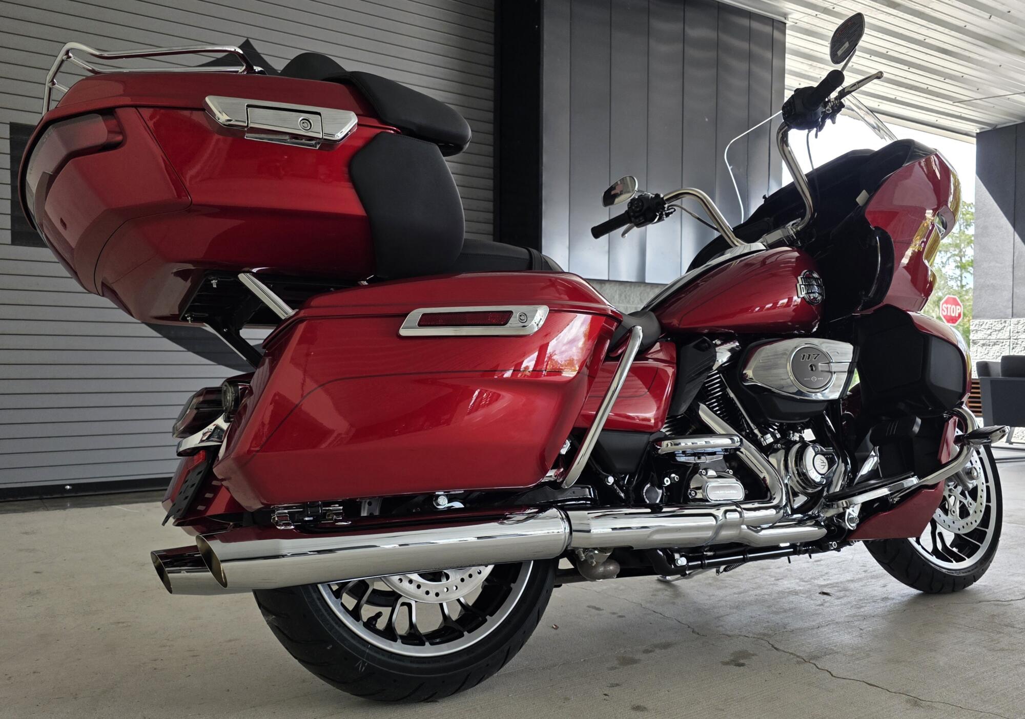 2026 Harley-Davidson® Road Glide Limited Brilliant Red Chrome Trim, photo 8