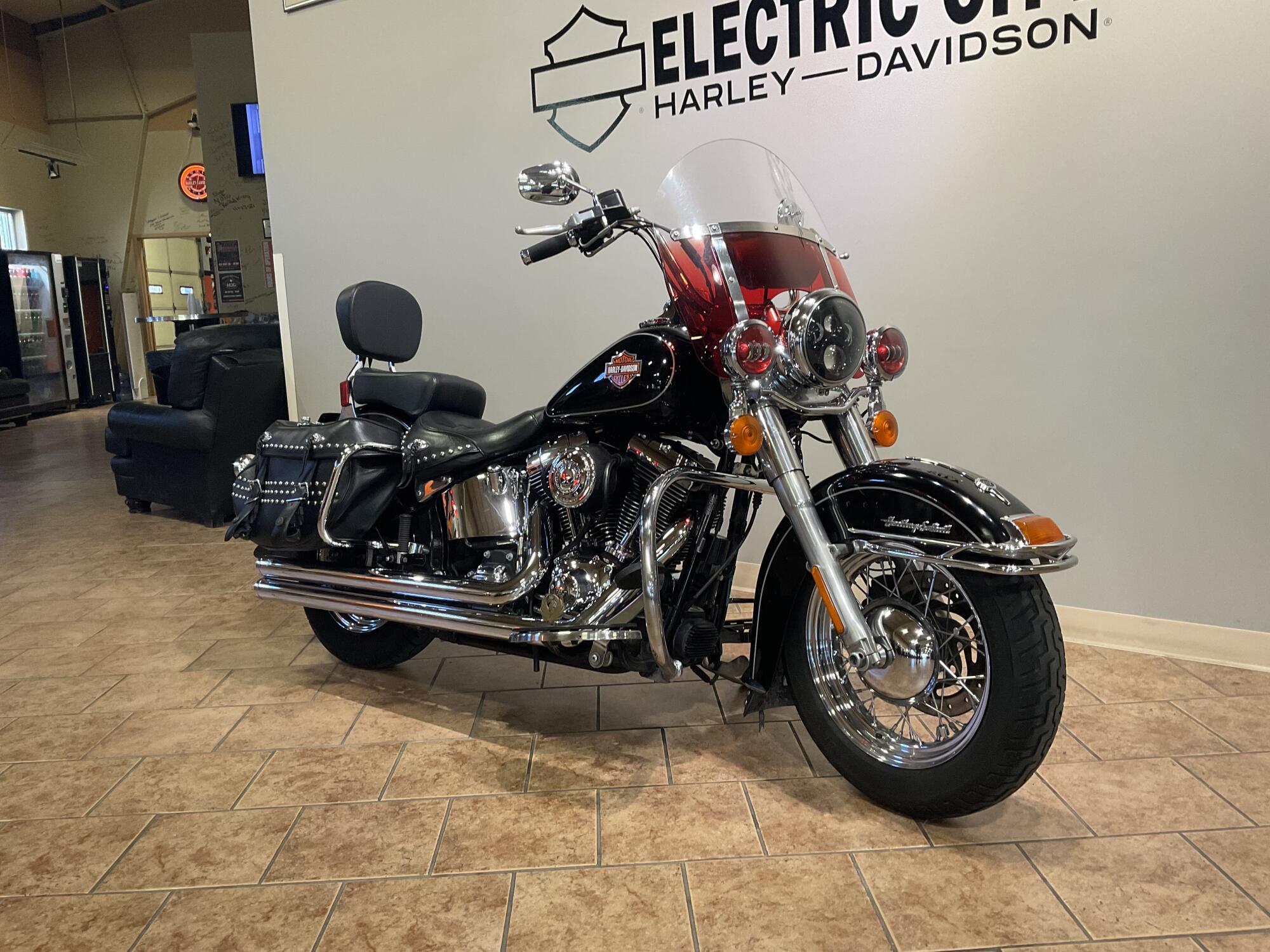 2014 Harley-Davidson® Heritage Softail® Classic Vivid Black FLSTC, photo 6