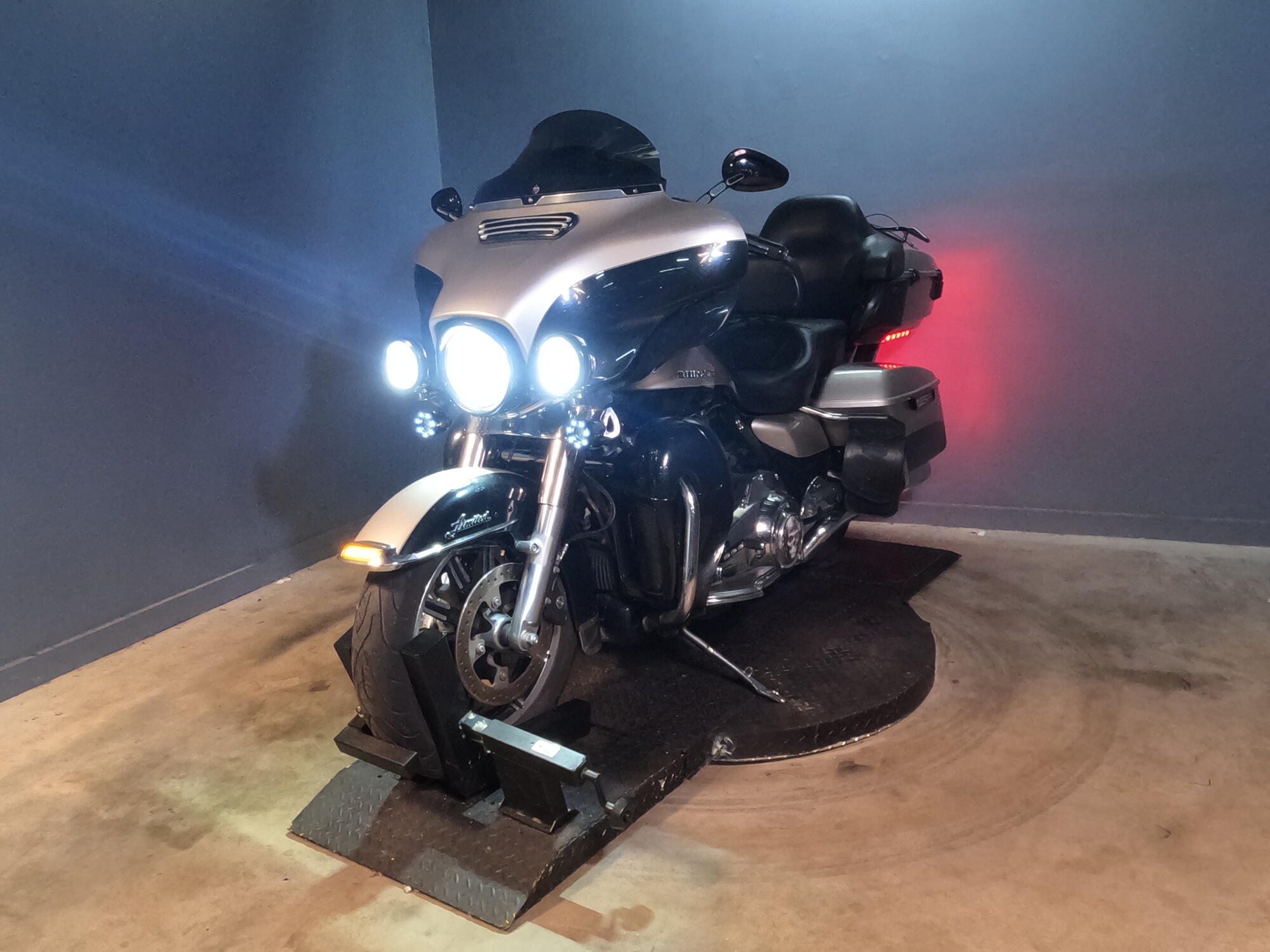 2018 Harley-Davidson® Electra Glide® Ultra Classic® FLHTCU, photo 11