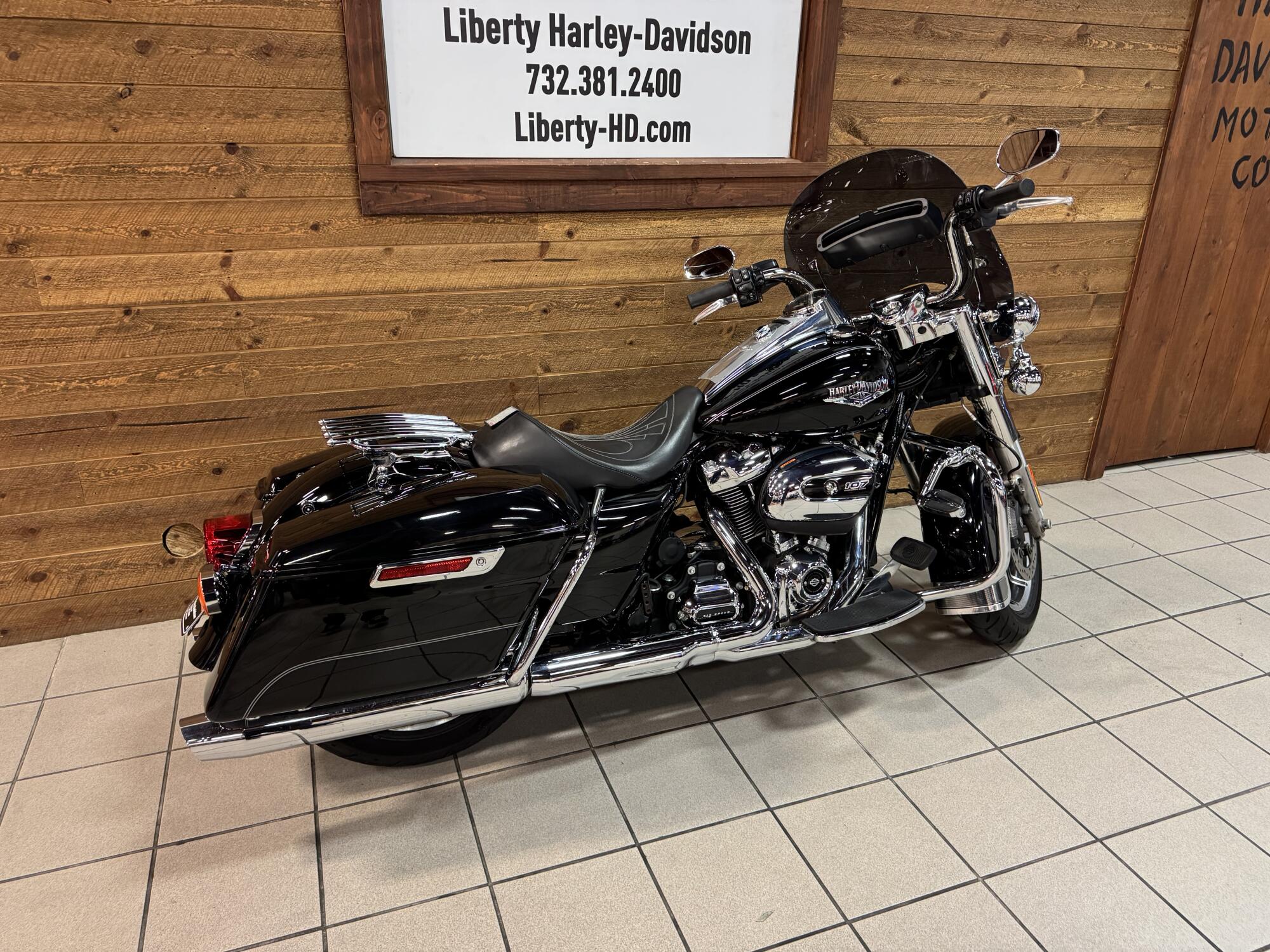 2017 Harley-Davidson® Road King® Vivid Black FLHR, photo 8