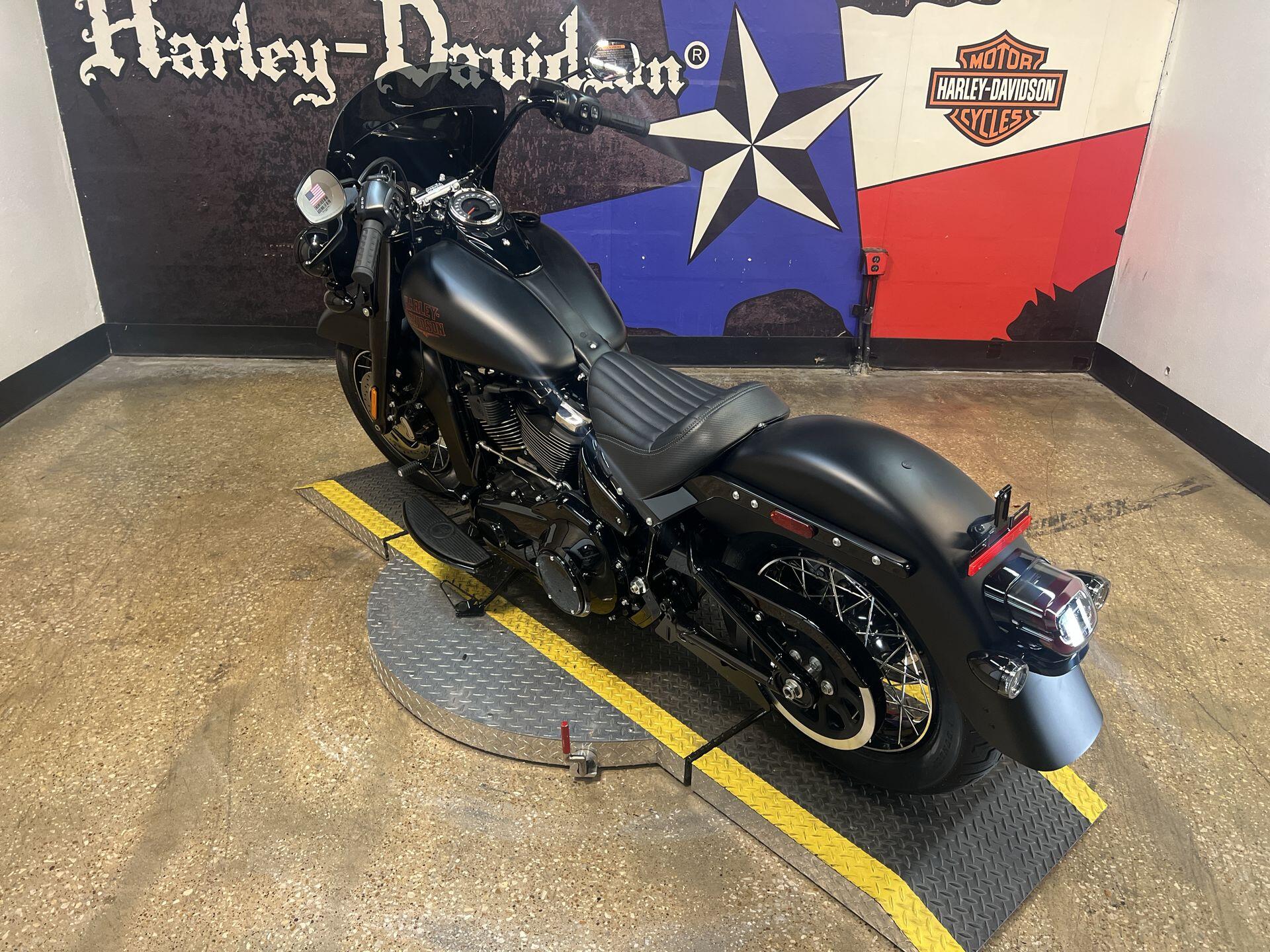 2026 Harley-Davidson® Deadwood™ FLHD, photo 3