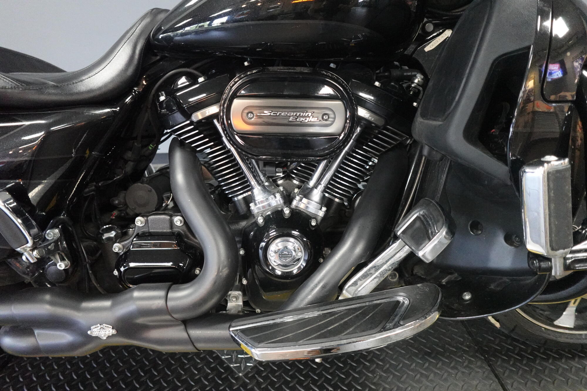 2017 Harley-Davidson® CVO™ Street Glide® FLHXSE, photo 9