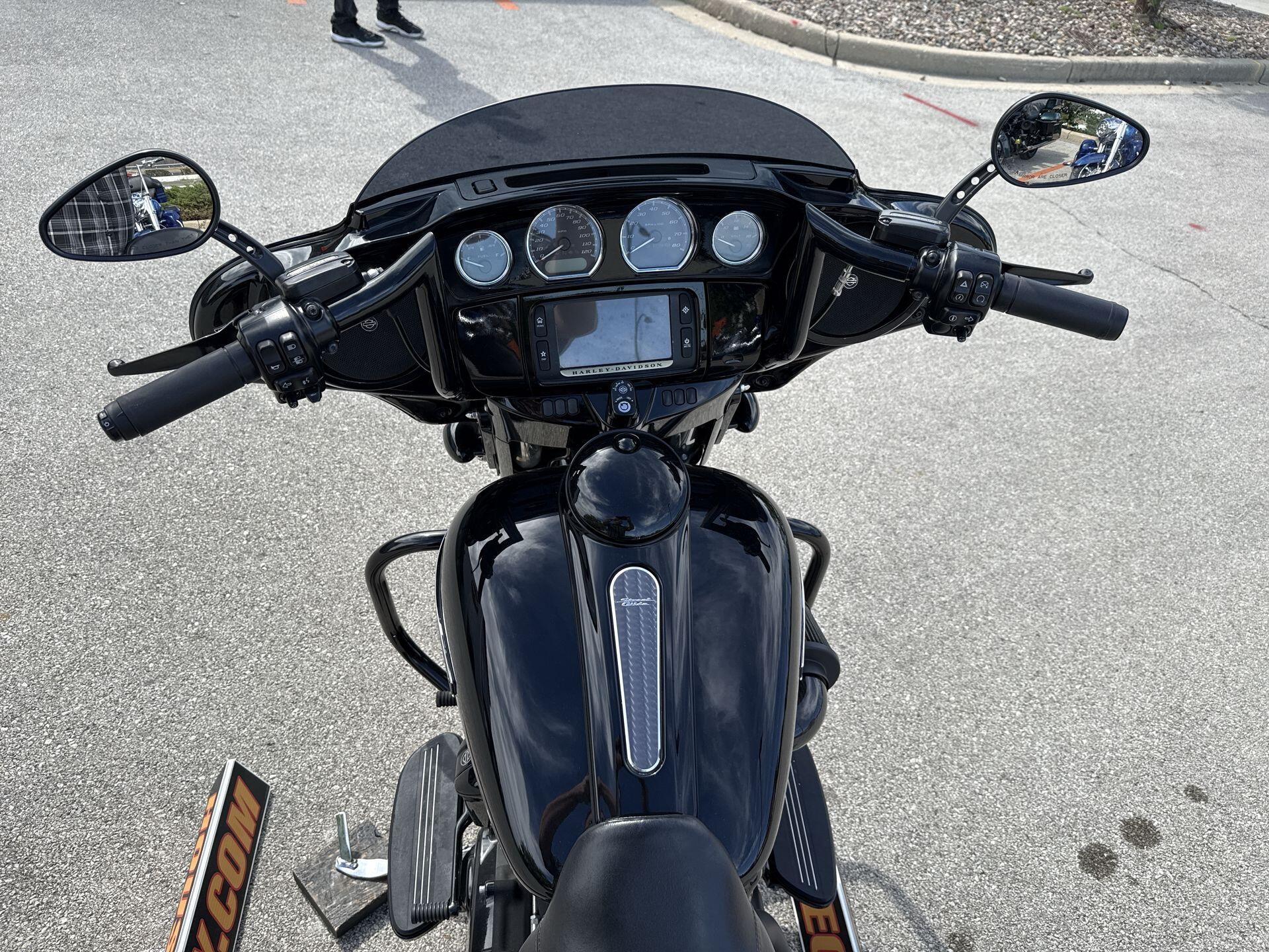 2018 Harley-Davidson® Street Glide® Special Vivid Black, photo 15