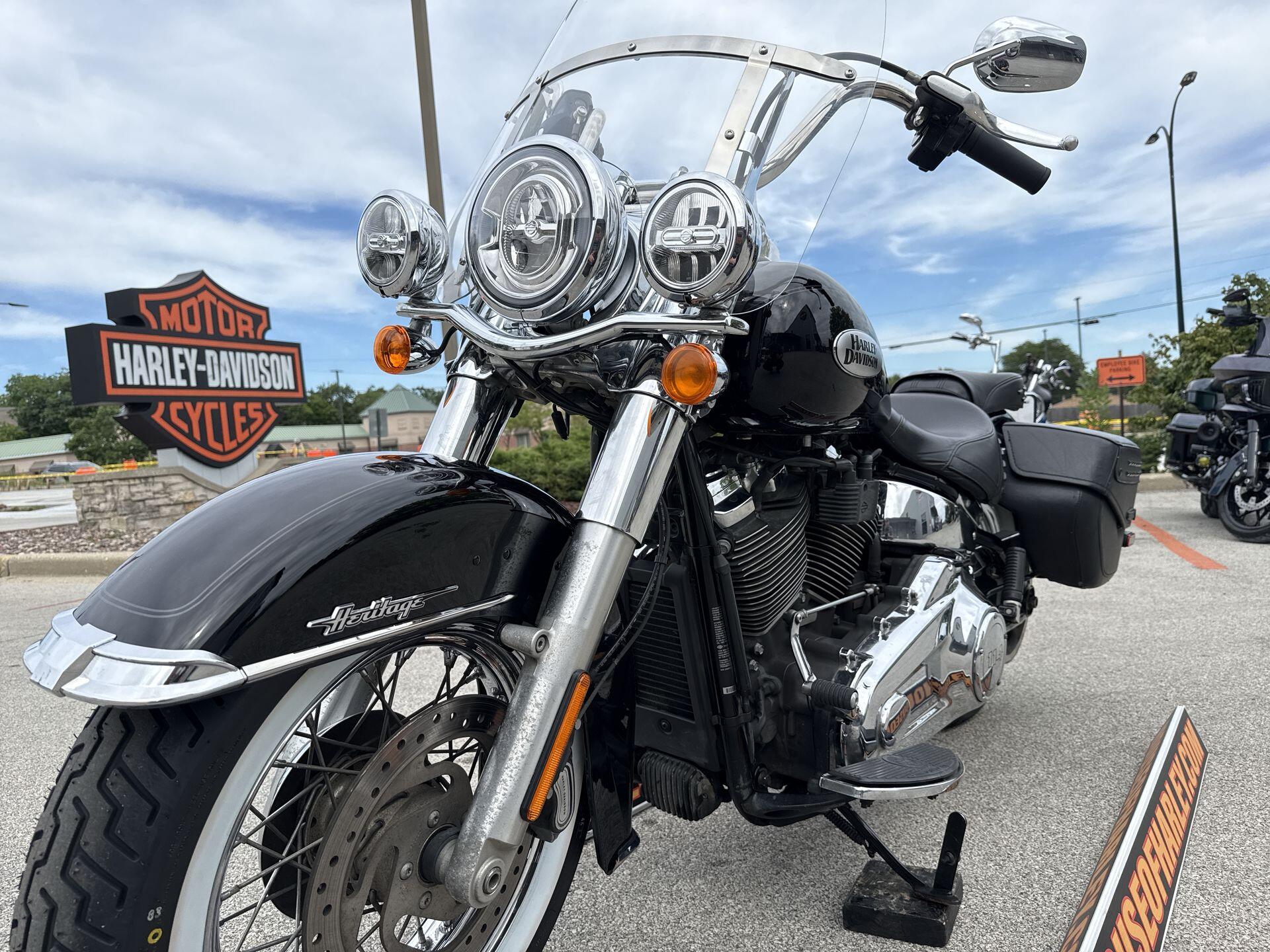 2024 Harley-Davidson® Heritage Classic Vivid Black, photo 18