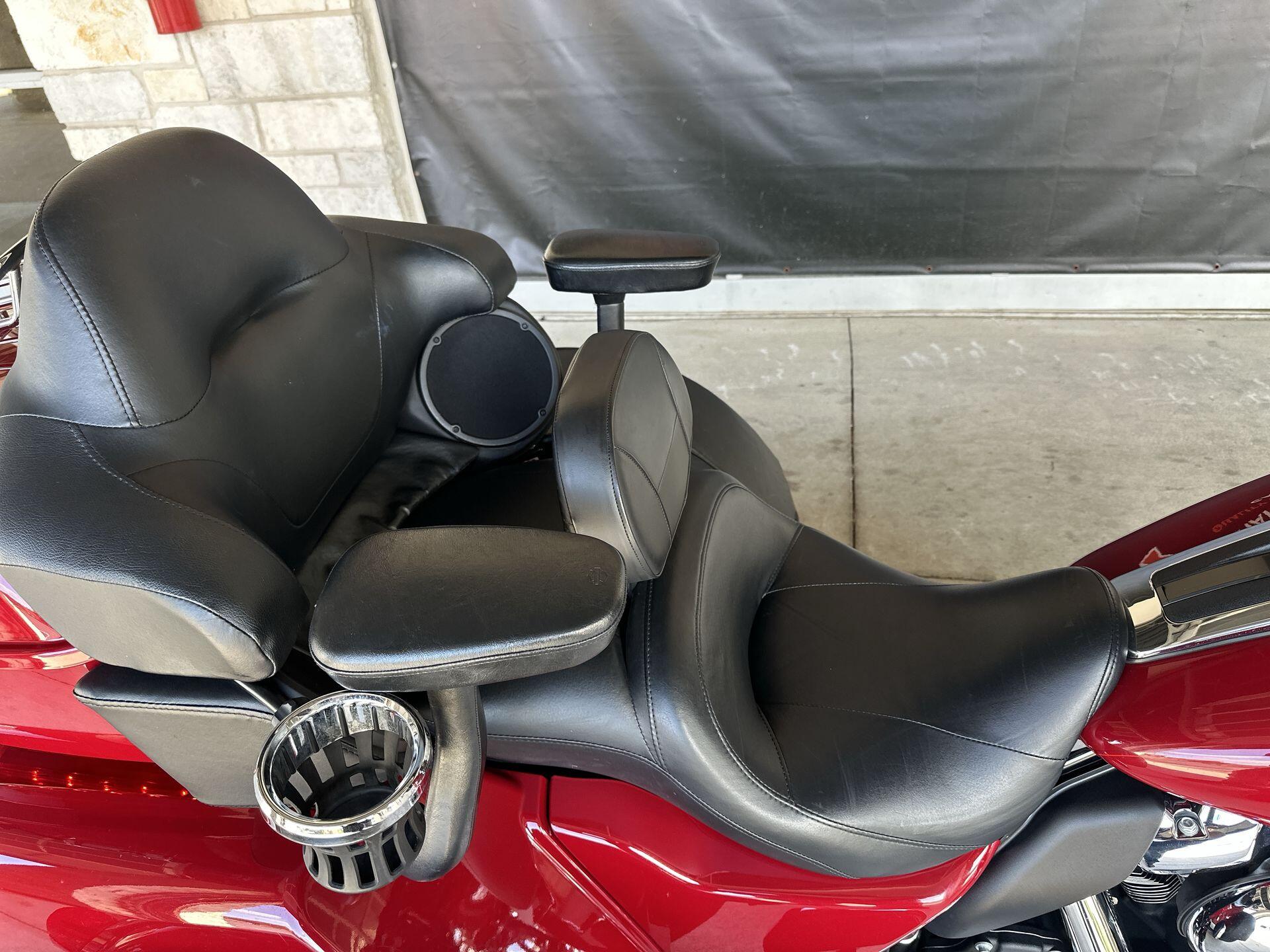 2021 Harley-Davidson® Tri Glide® Ultra FLHTCUTG, photo 14