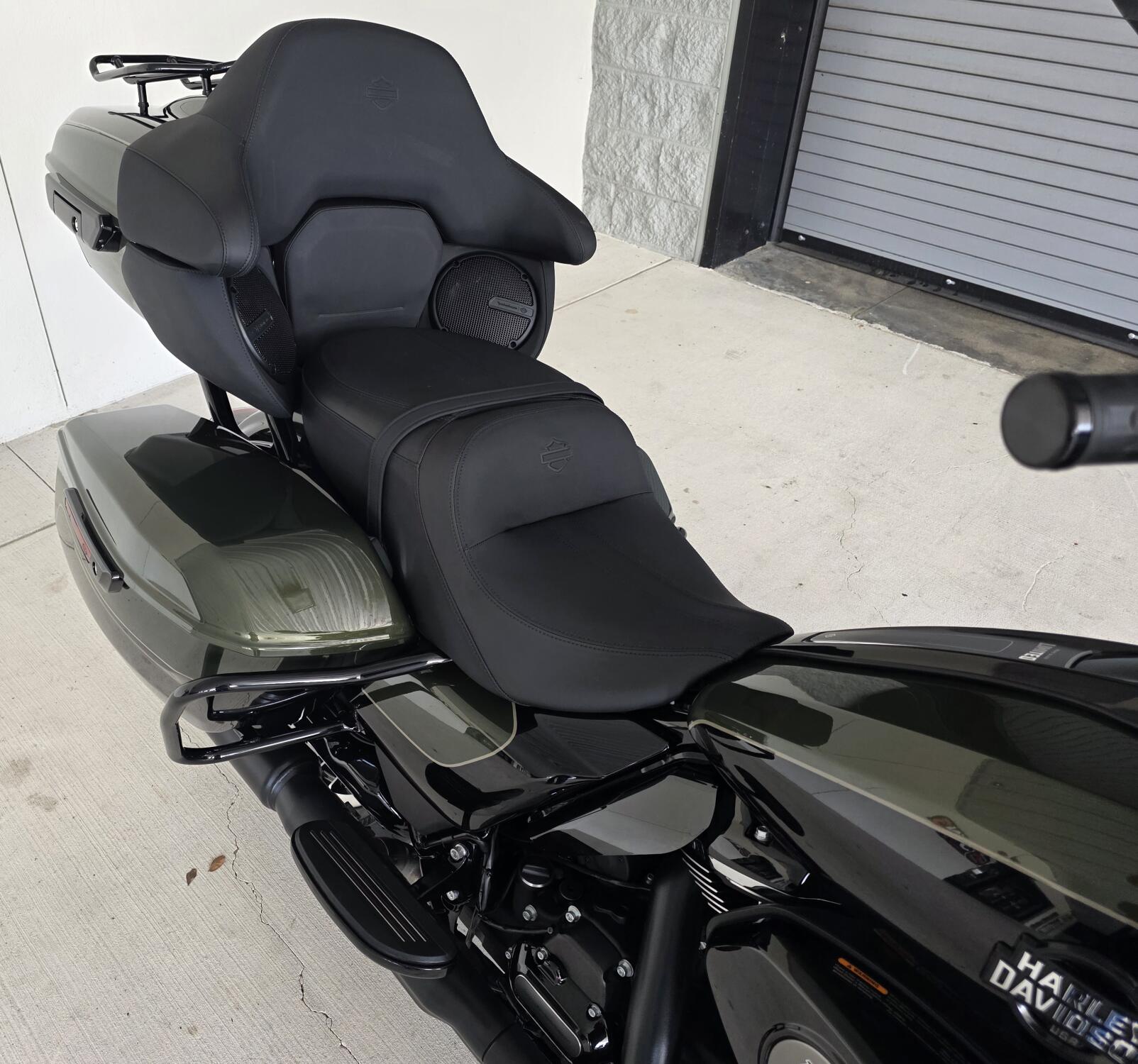2026 Harley-Davidson® Road Glide Limited Olive Steel Metallic / Vivid Black Black Trim, photo 6